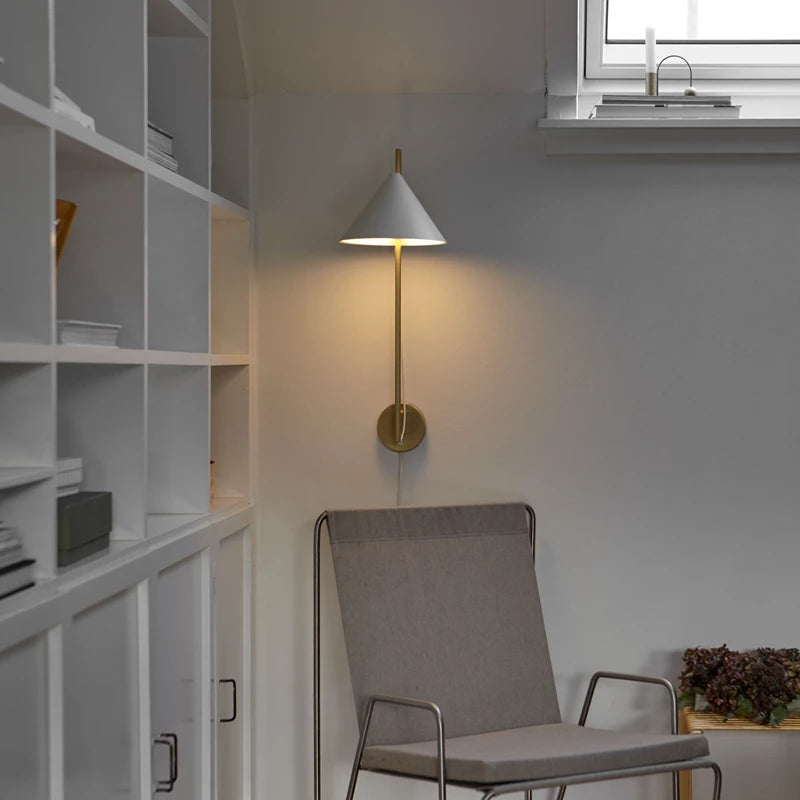 Lampa ścienna YUH biały z mosiężną podstawą