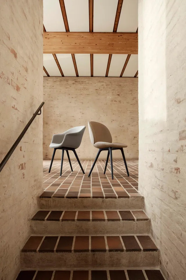 Stolička BAT šedá s čiernym podstavcom