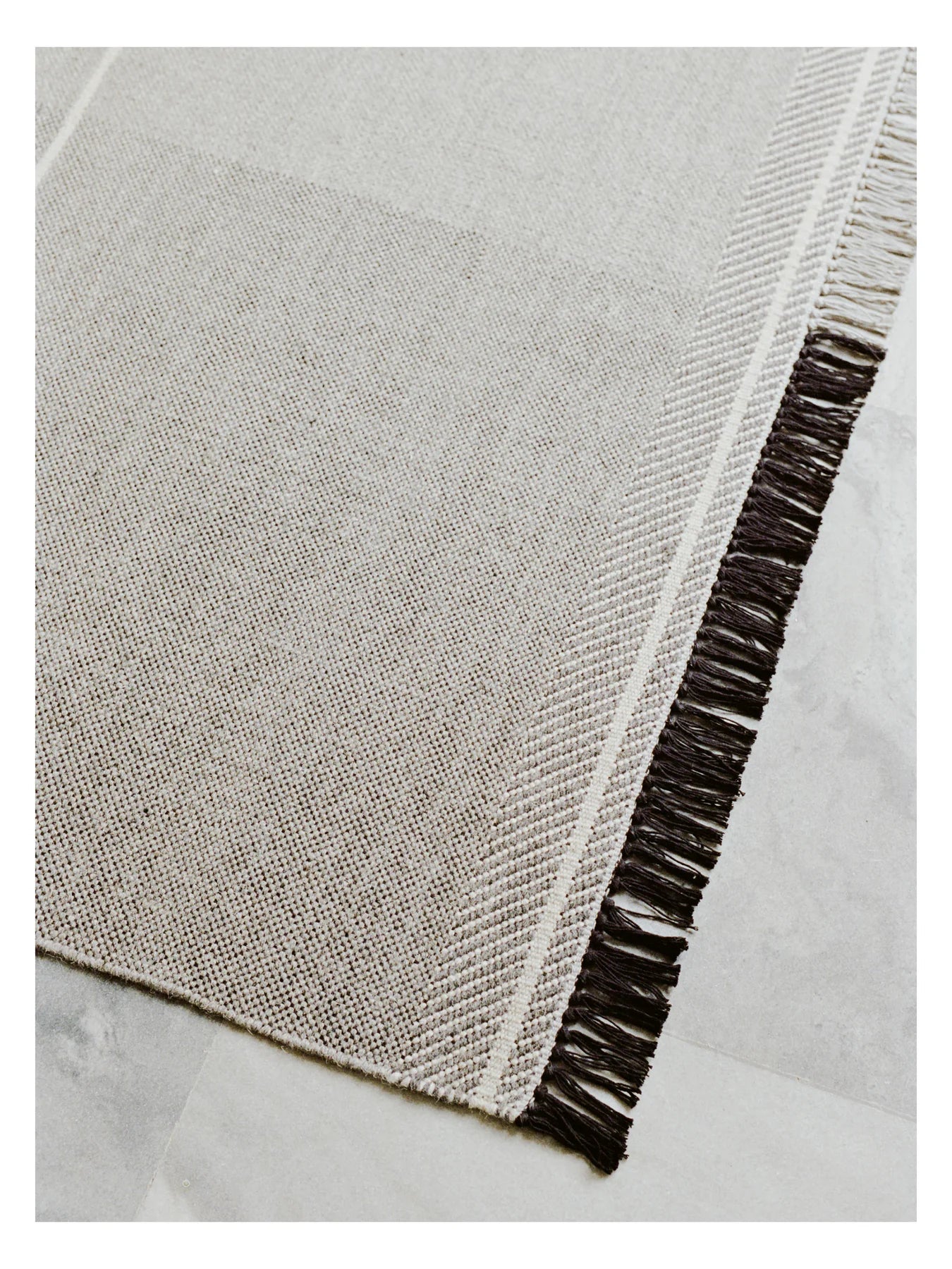 Koberec MINDFUL SOUL tmavosivý s béžovým