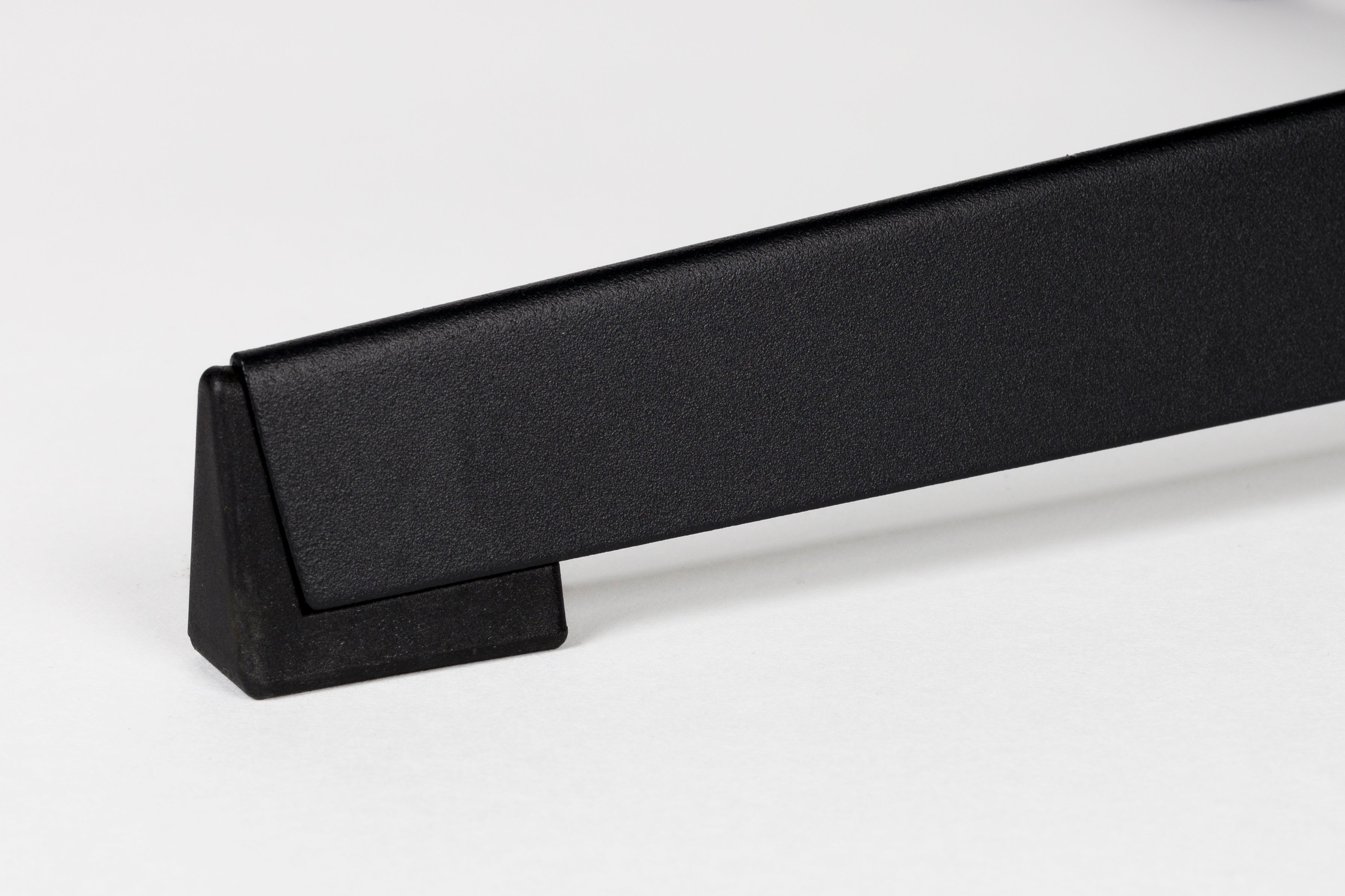 Ružový fotel KAI s čiernym podstavcom