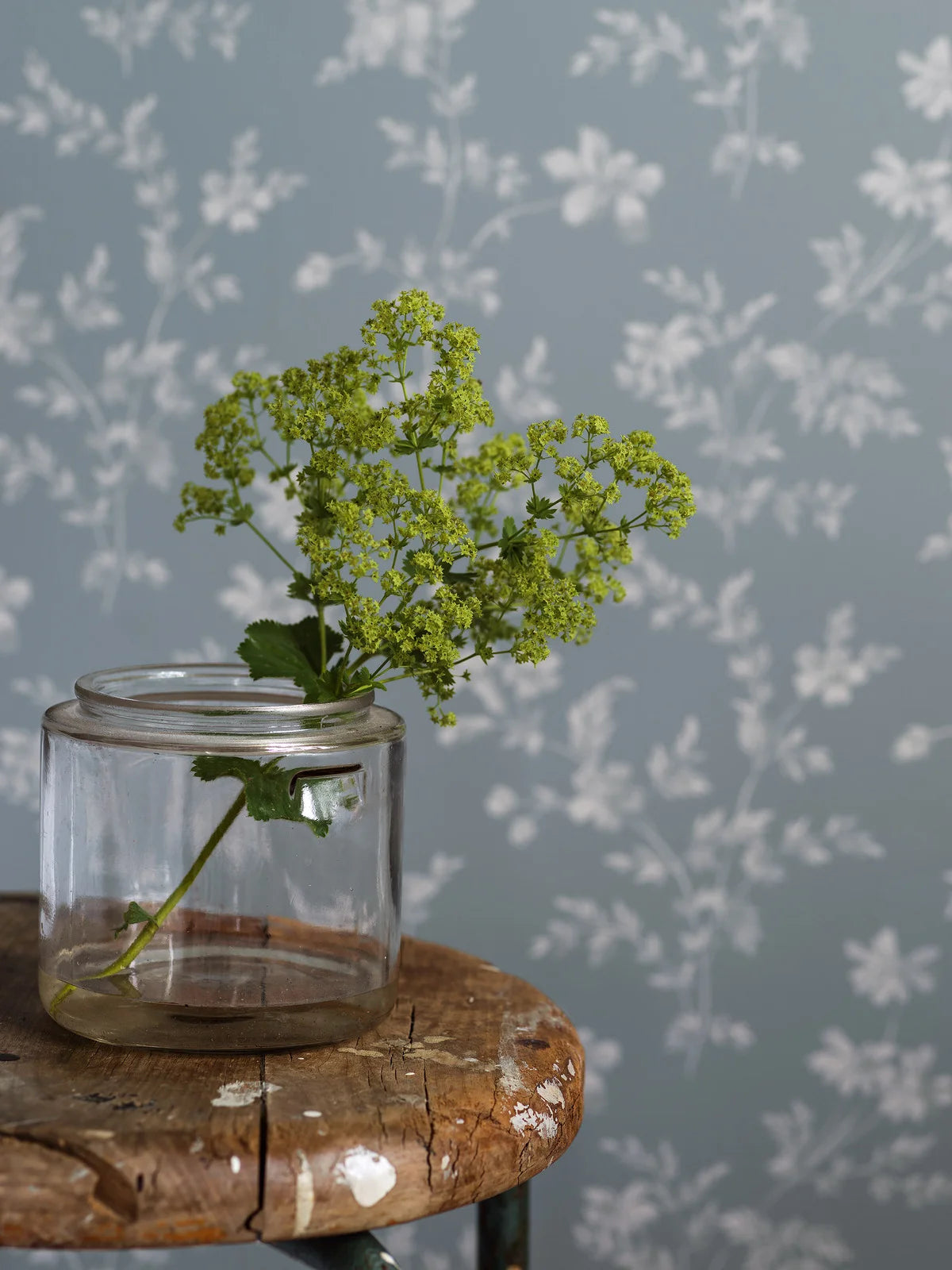 Tapeta s rastlinným motívom ÄNGSBLOMMA modrá s bielou