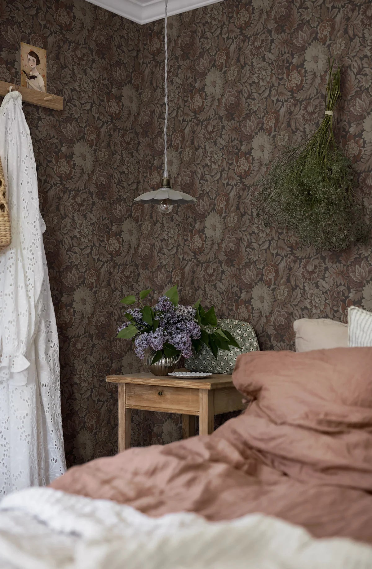 Tapeta s rastlinným vzorom kvetov NIGHTINGALE GARDEN bordová s béžovou