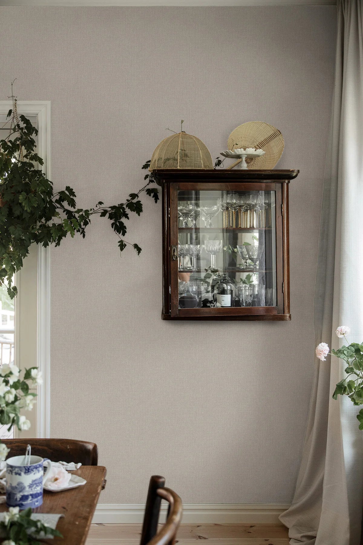 Tapeta so štruktúrou napodobňujúcou plátno WEAVER’S WALL béžová