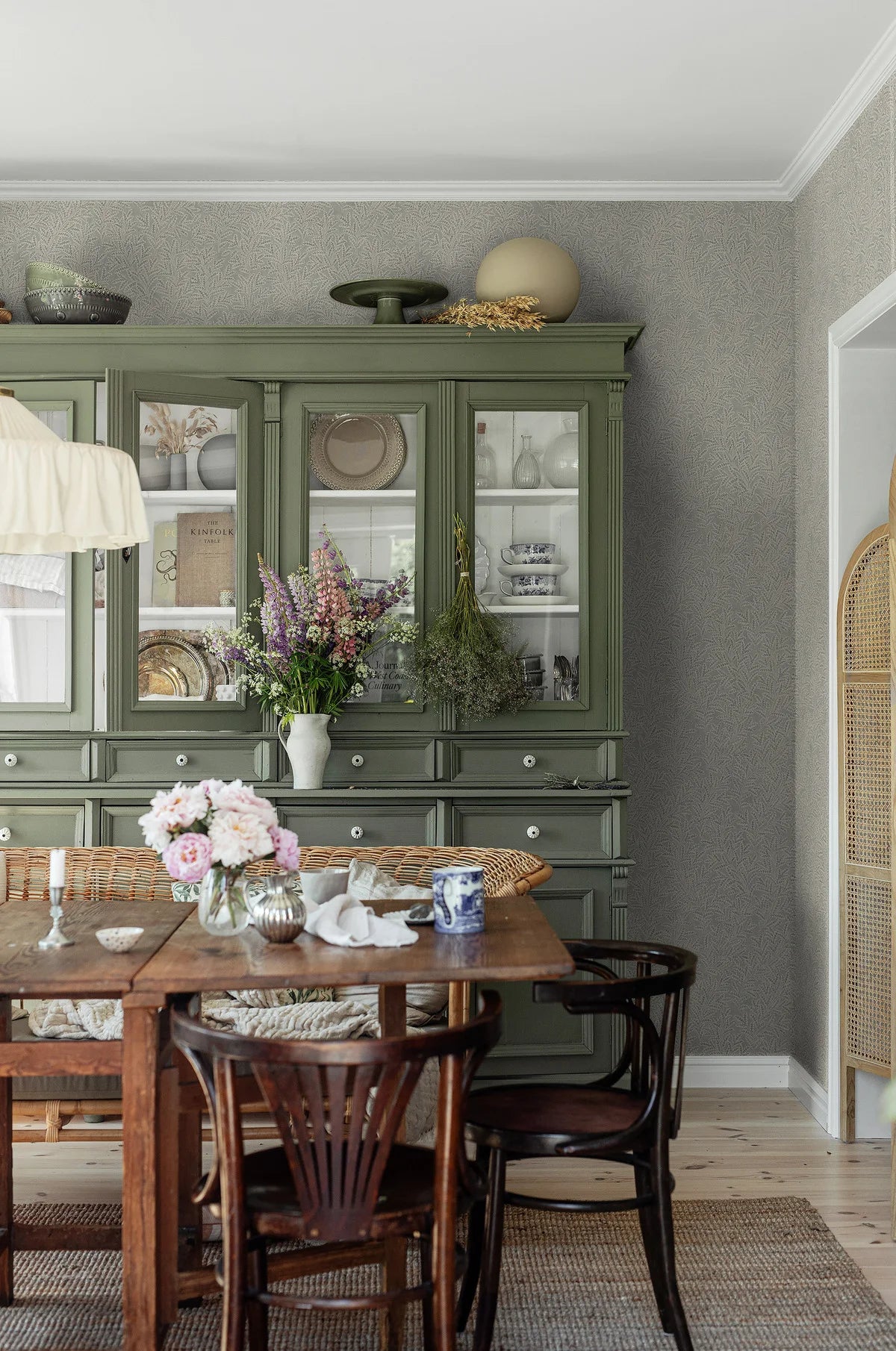 Tapeta s rastlinným vzorom listov MOLLY’S MEADOW tlmená zelená s béžovou