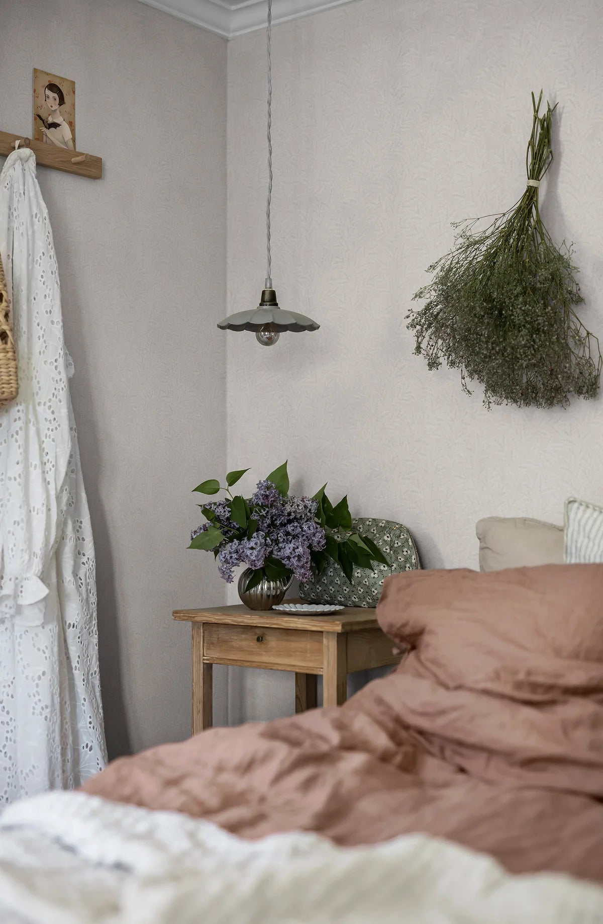 Tapeta s rastlinným vzorom listov MOLLY’S MEADOW zlomená biela