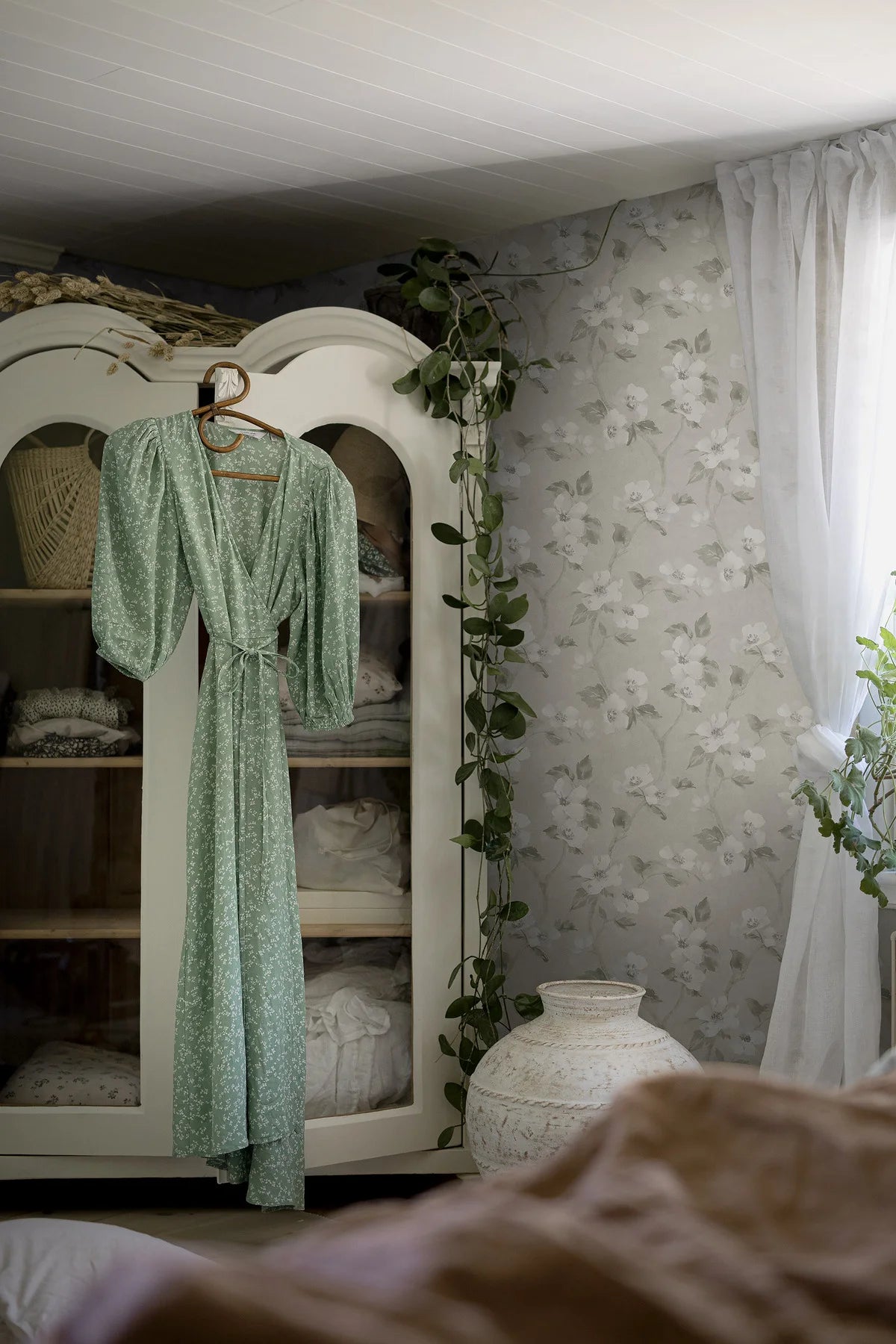 Tapeta s rastlinným vzorom kvetov HELEN’S FLOWER šedobéžová s bielou