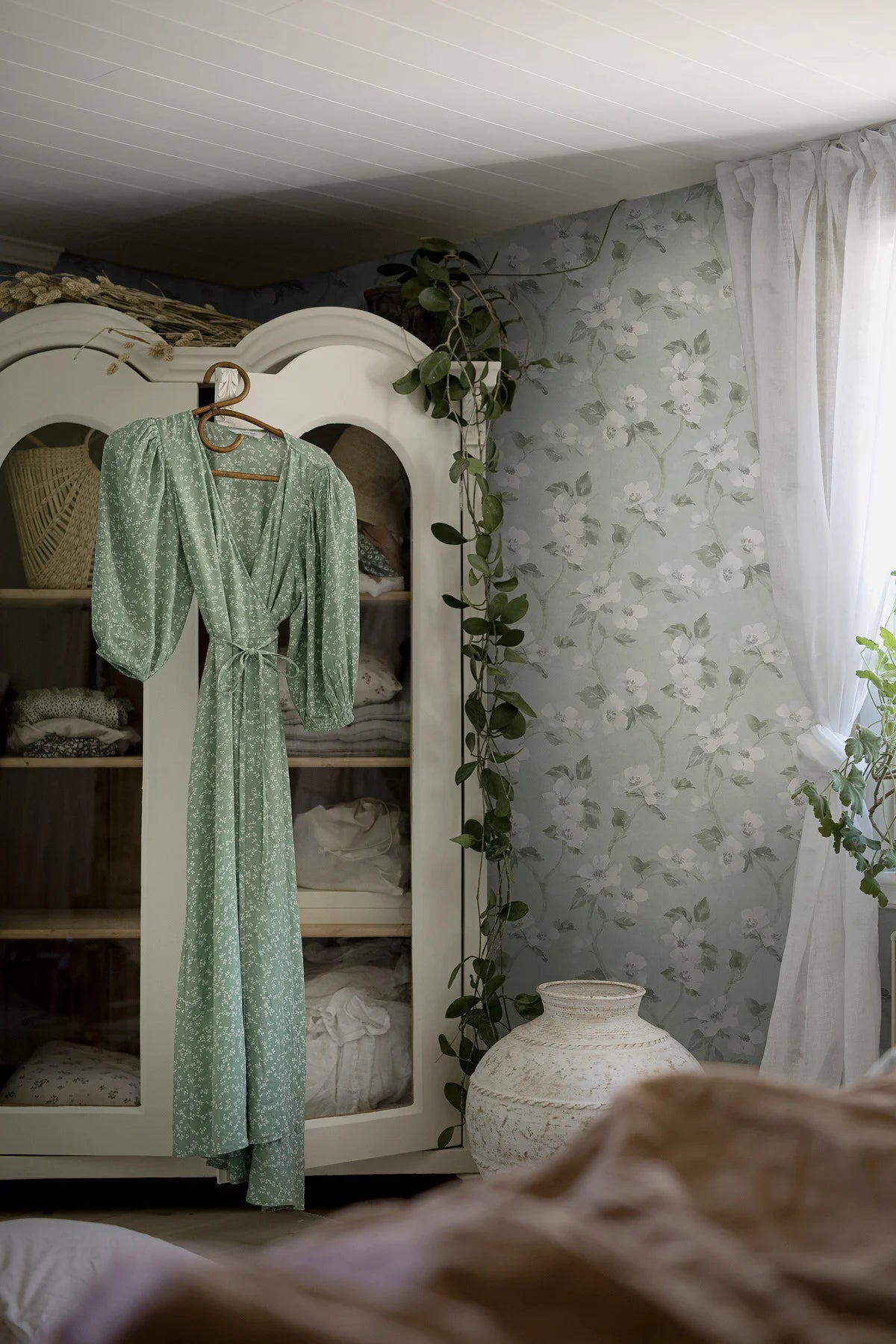 Tapeta s rastlinným vzorom kvetov HELEN’S FLOWER šedozelená s bielou