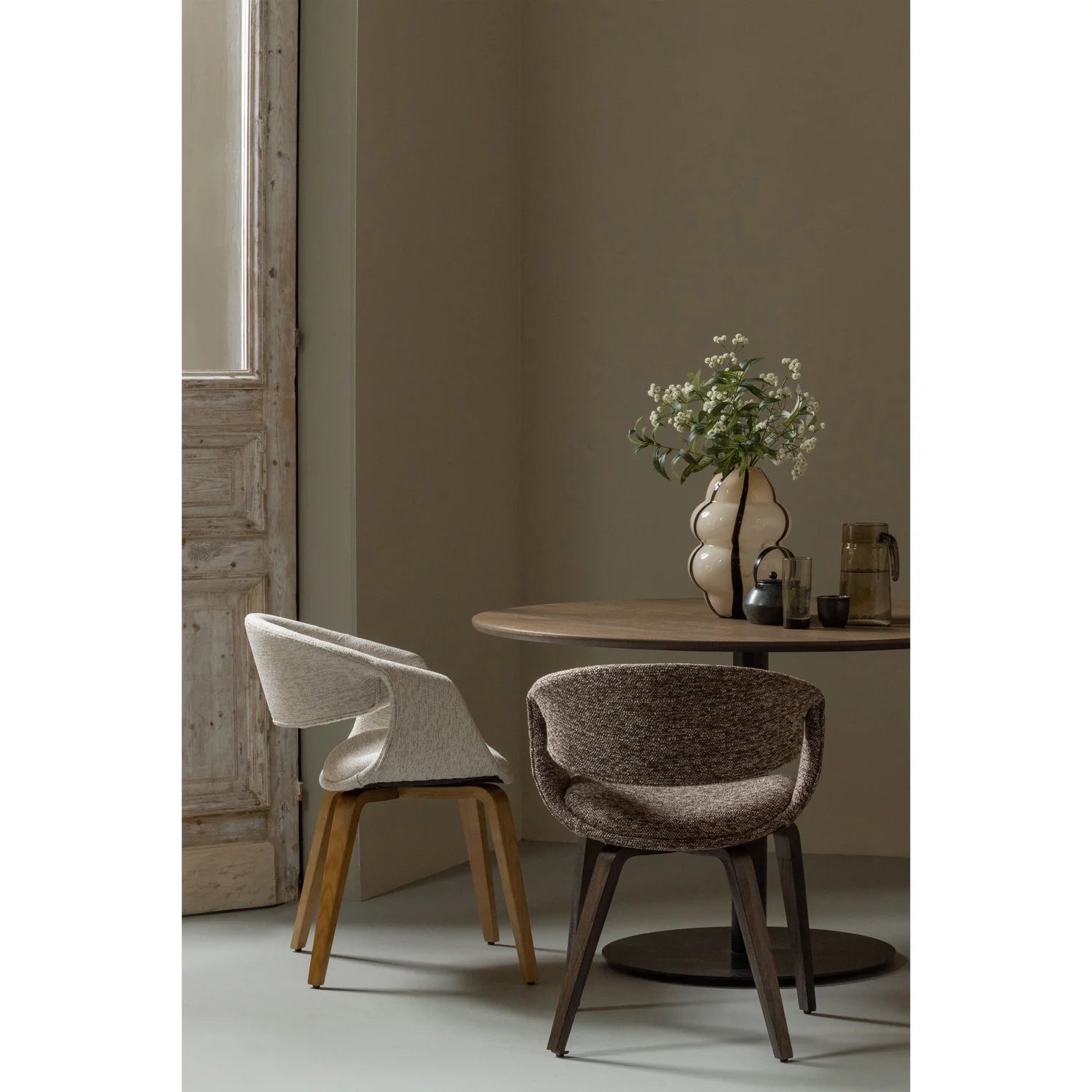 Krzesło z podłokietnikami YOSSI kremowy z jasnobrązową drewnianą podstawą