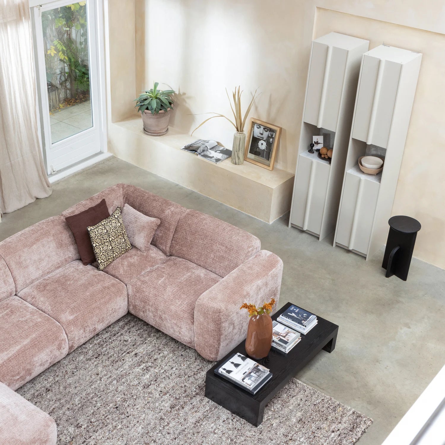 Bočný stolík KIONI čierny
