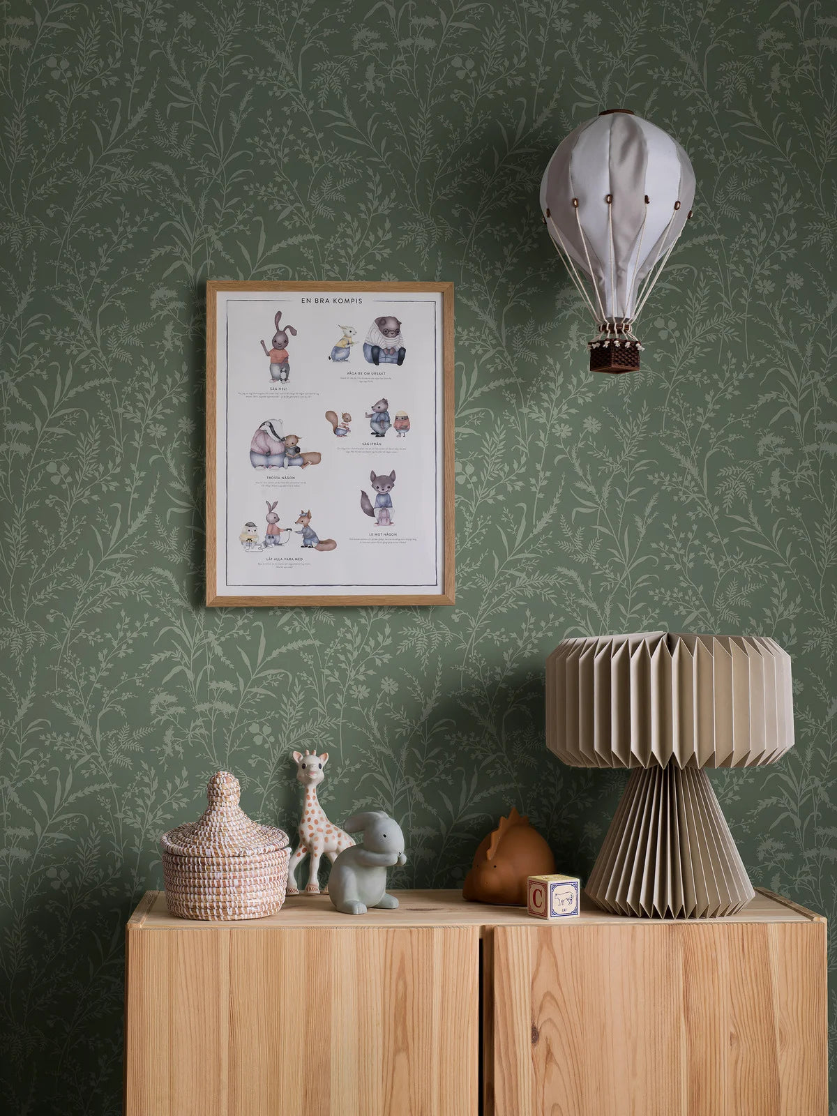 Non-woven paper wallpaper with a floral pattern FLORIAN green