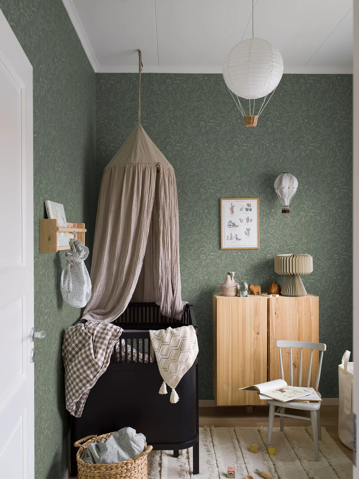 Non-woven paper wallpaper with a floral pattern FLORIAN green
