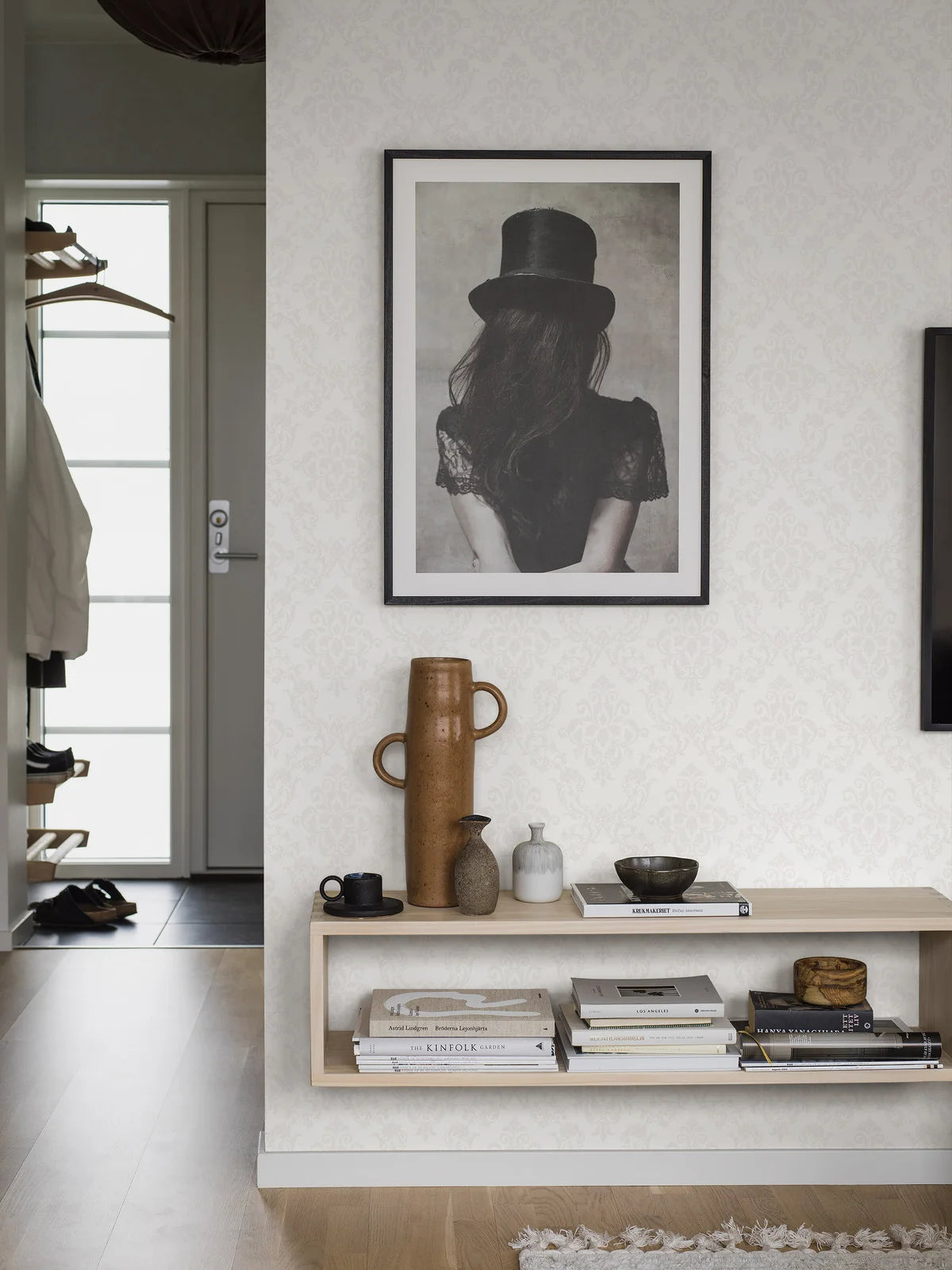 Non-woven paper wallpaper with medallions OTTILIA white with silver