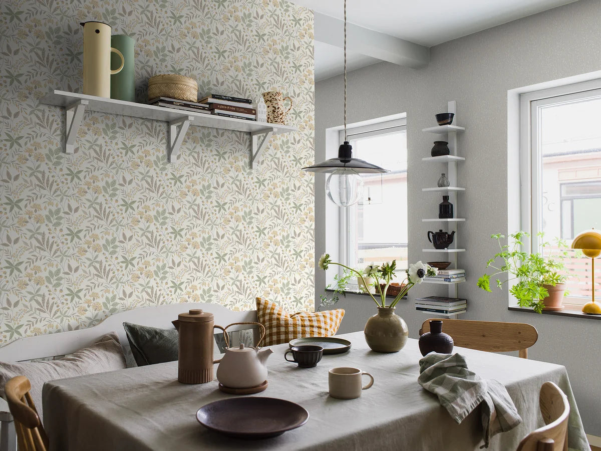 Papierová flizelínová tapeta s rastlinným vzorom VILMA svetlo béžová so zelenou a žltou