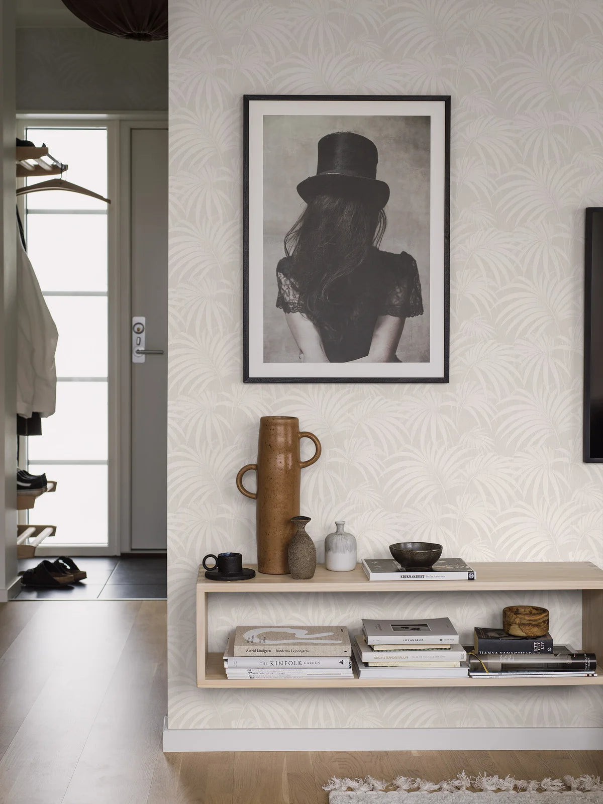 Papierová flizelínová tapeta s rastlinným vzorom PAULA šedá s bielou