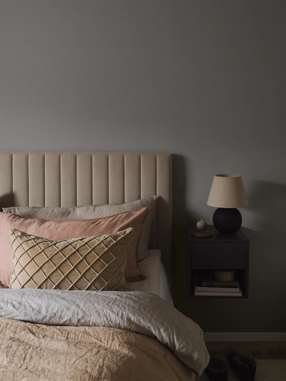 Papierová flizelínová tapeta imitujúca kameň KIM tmavo šedá