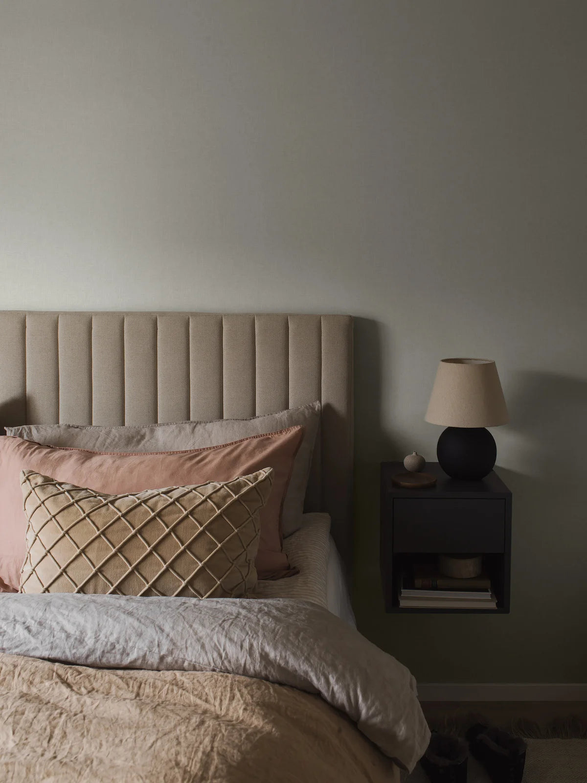 Structural Paper Non-Woven Wallpaper VEGA Light Green