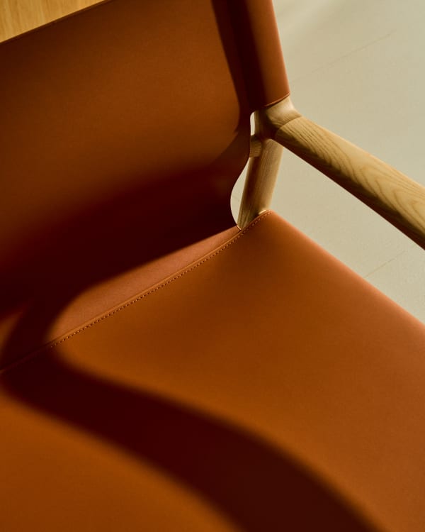 Stolička JAN svetlohnedá koža z recyklovaných materiálov s jaseňovým drevom