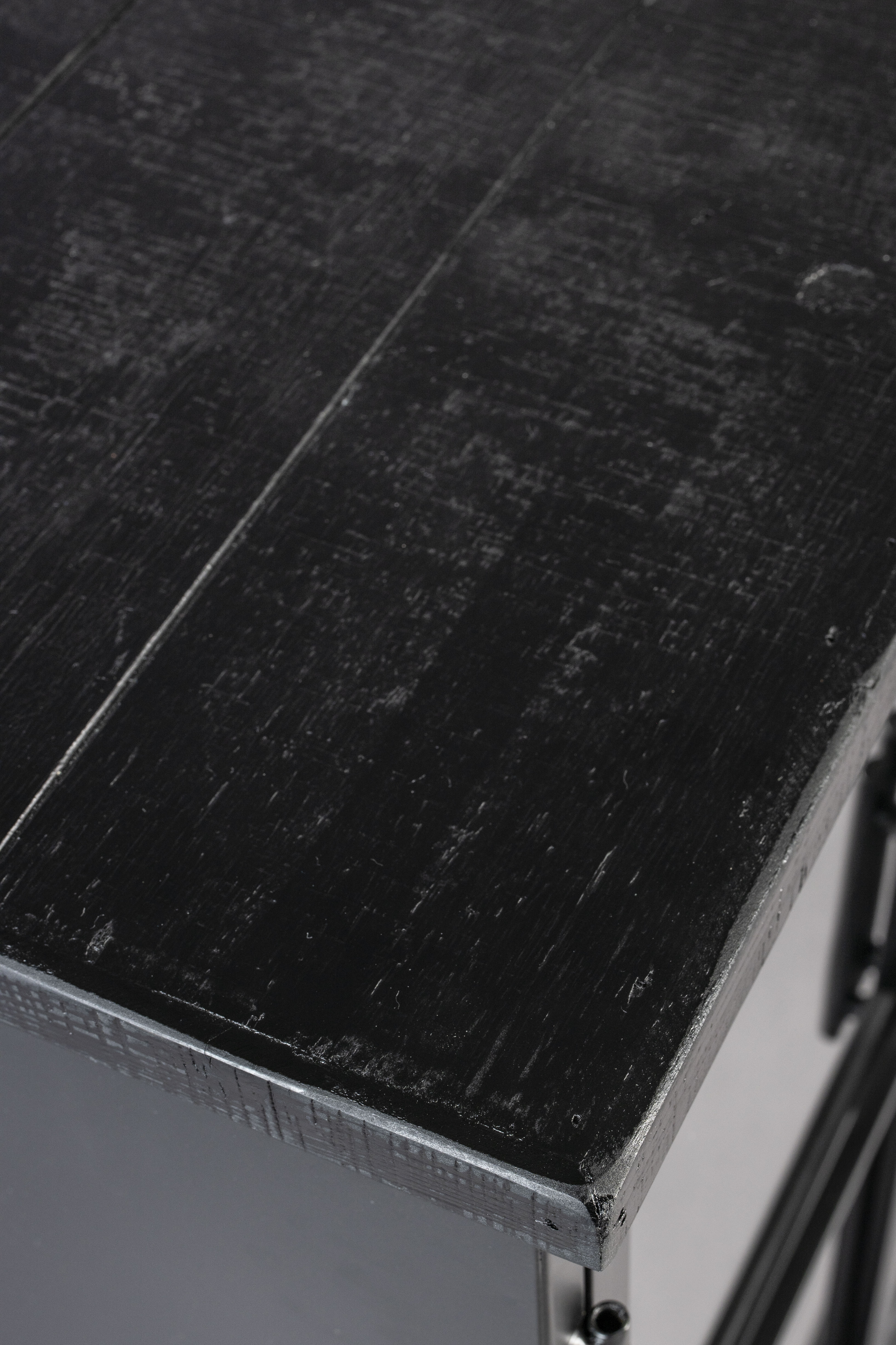 Čierna 2-dverová vitrína na kolieskach FERRE