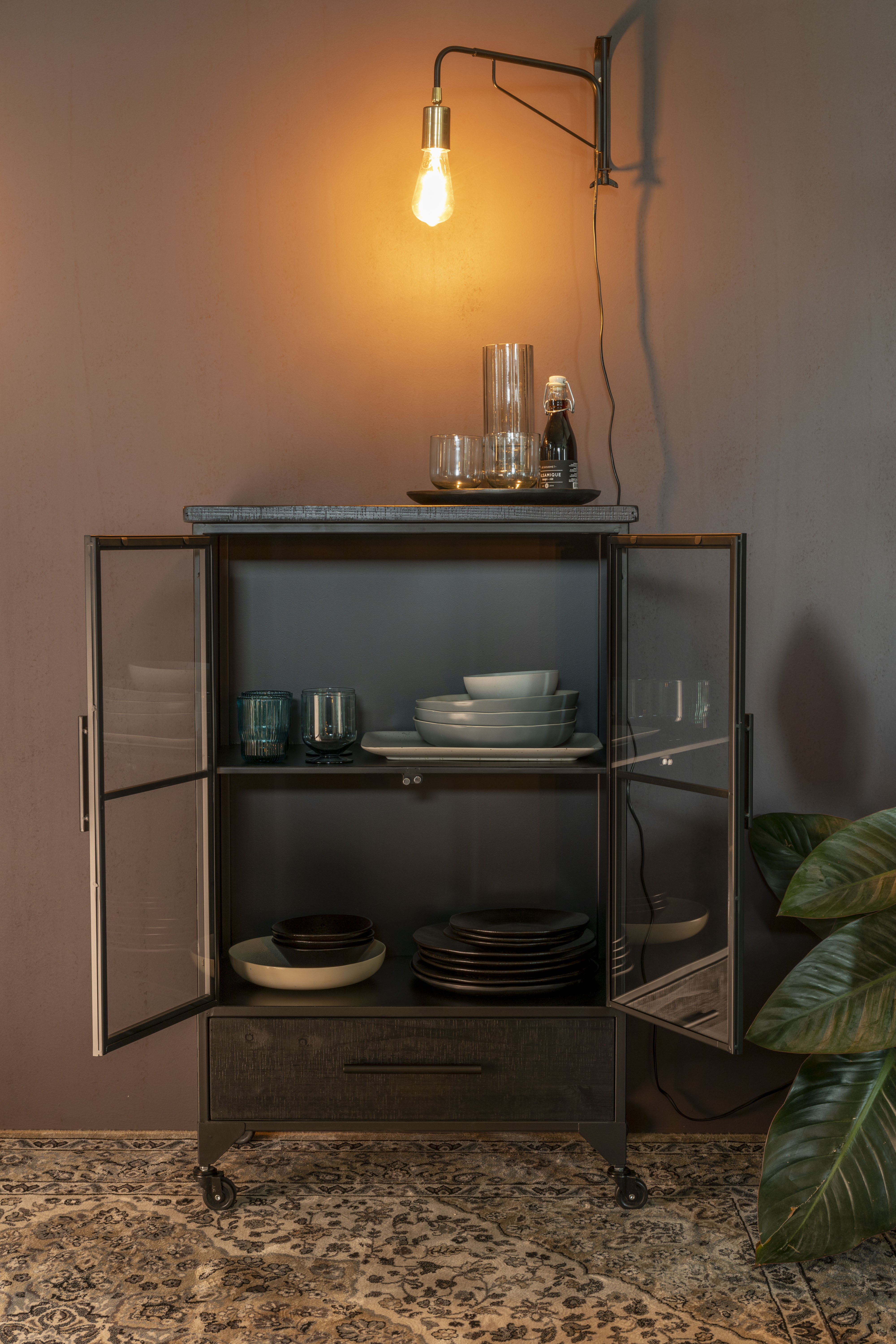 Čierna 2-dverová vitrína na kolieskach FERRE