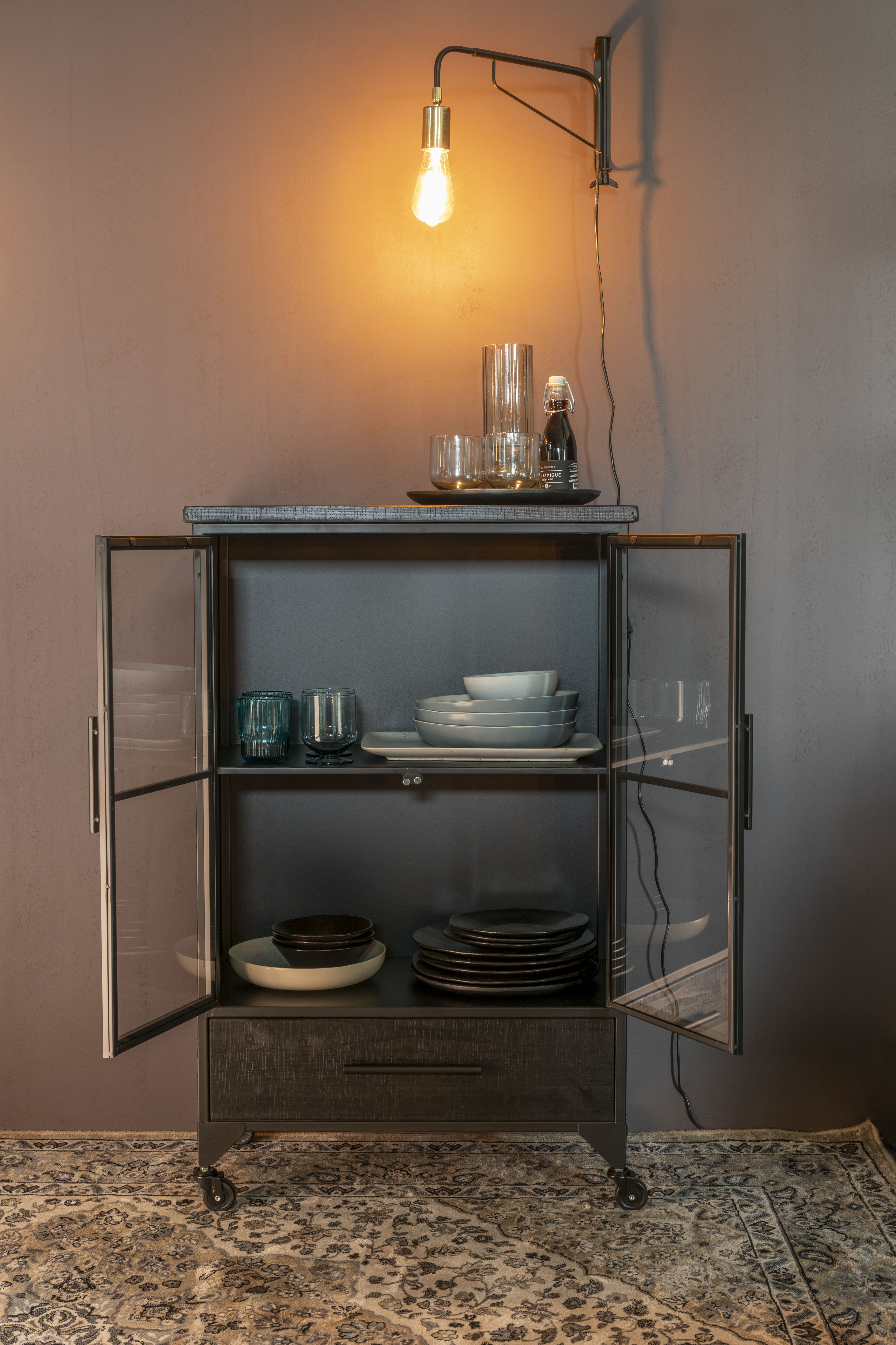 Čierna 2-dverová vitrína na kolieskach FERRE