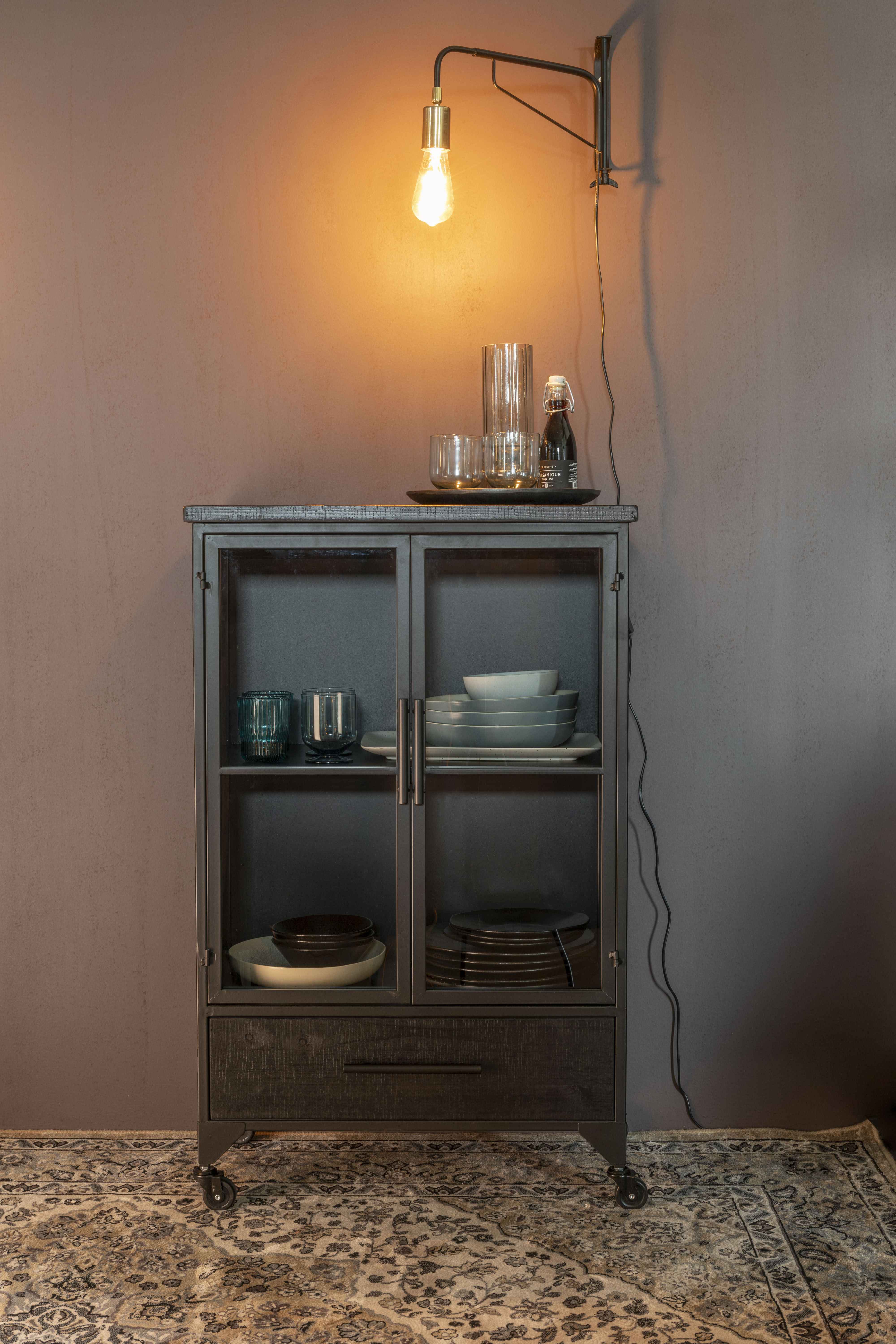 Čierna 2-dverová vitrína na kolieskach FERRE