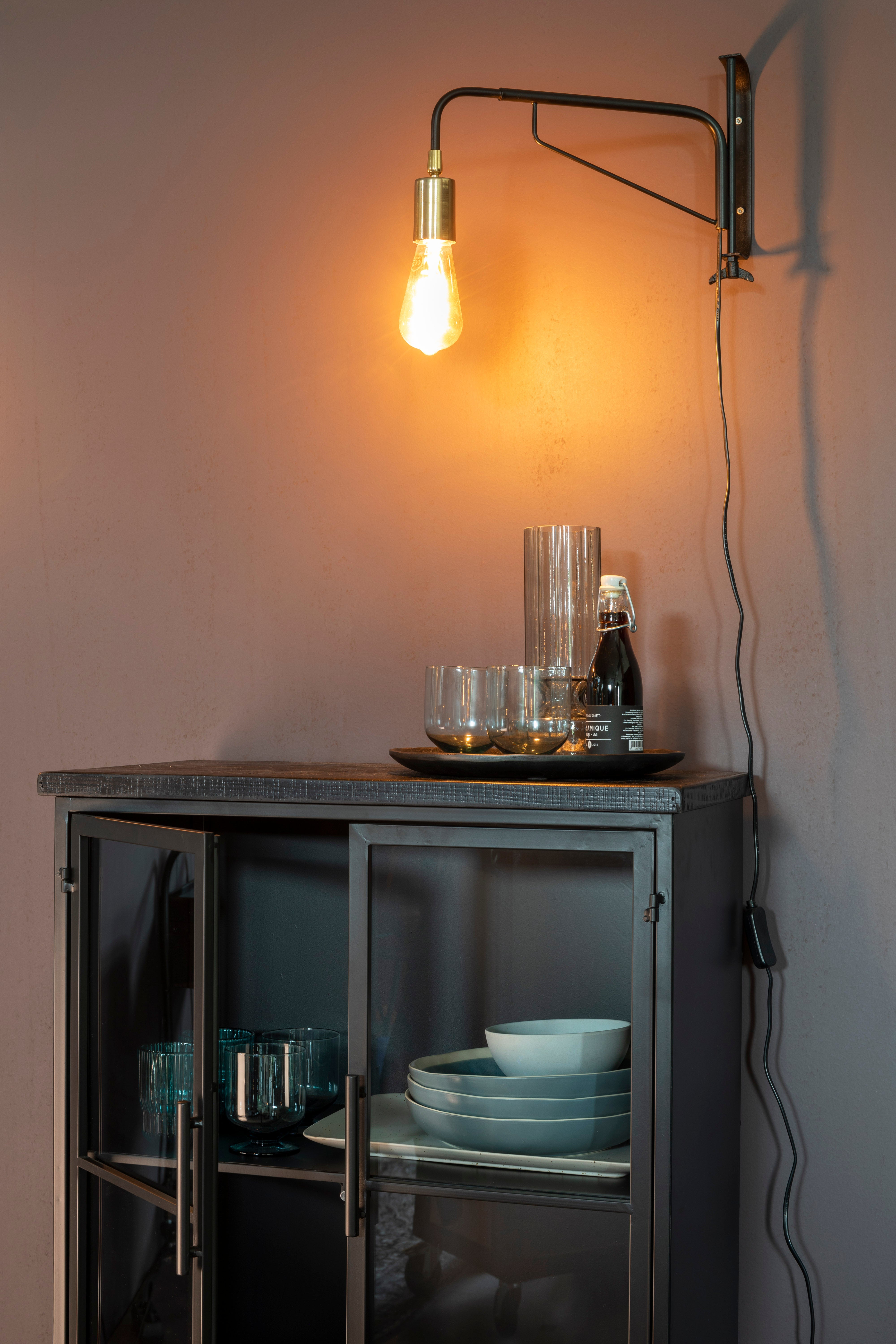 Čierna 2-dverová vitrína na kolieskach FERRE