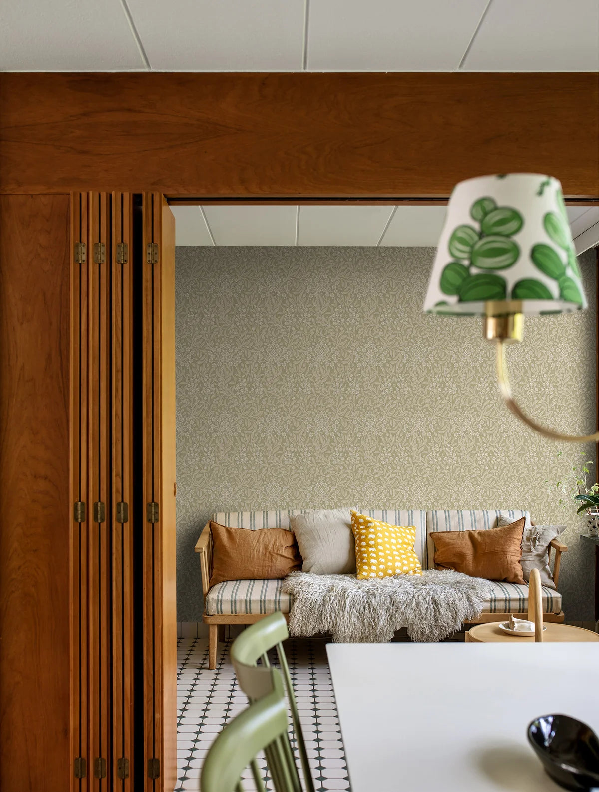 Tapeta z flizelínu s rastlinným vzorom KRYDDHYLLAN svetlozelená