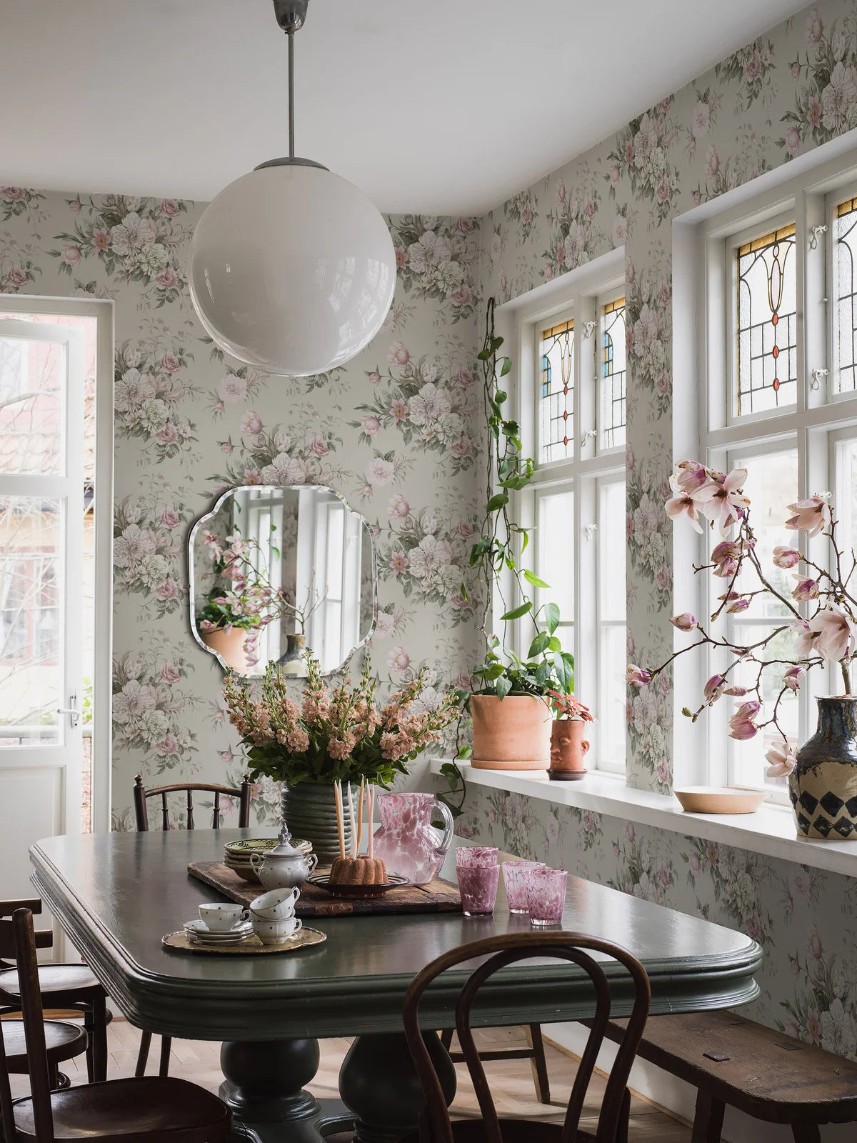 Papierová flizelínová tapeta s rastlinným vzorom FLORAL CHARM béžová s ružovou