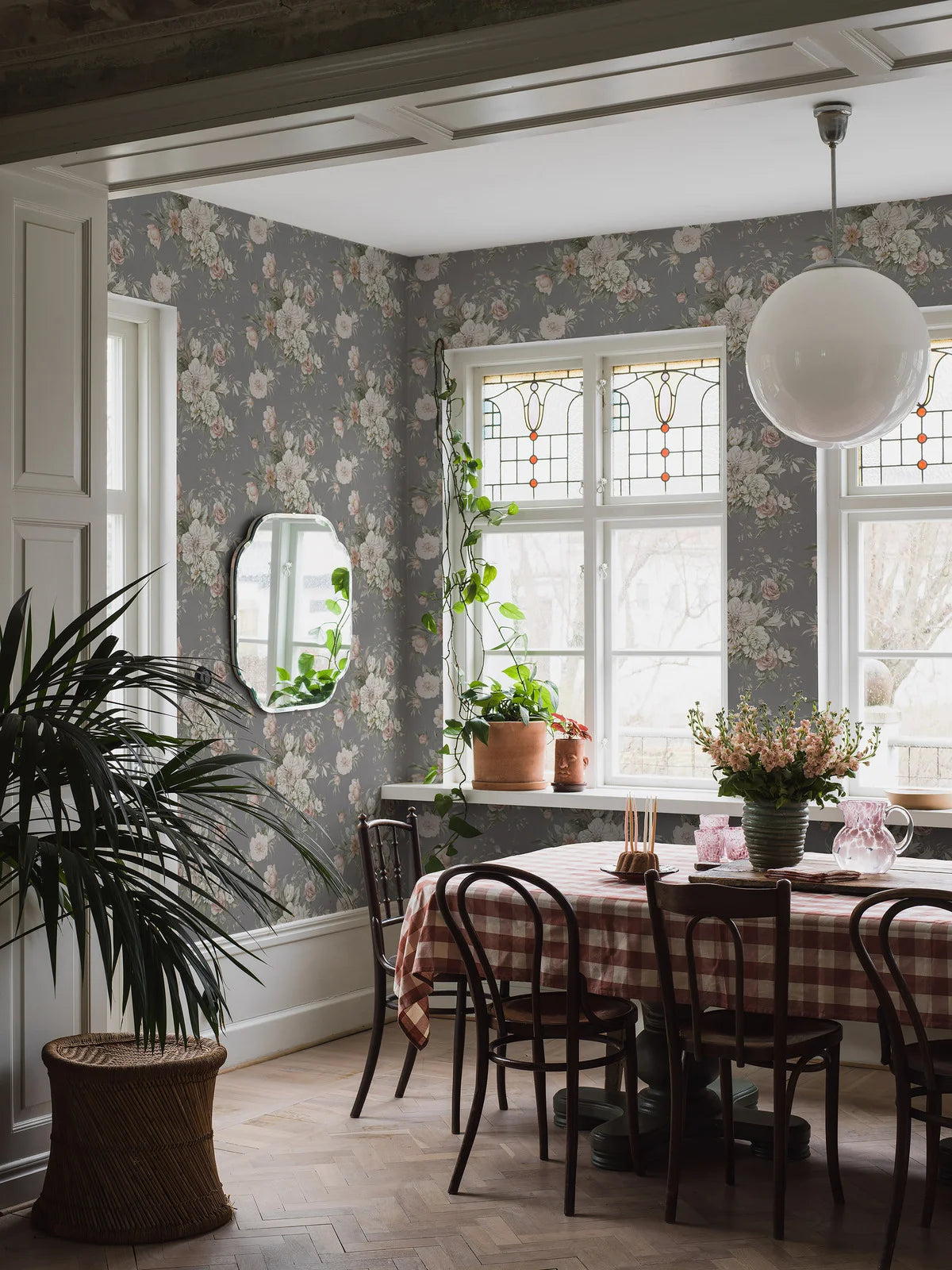 Papierová flizelínová tapeta s rastlinným vzorom FLORAL CHARM šedá s bielou a ružovou