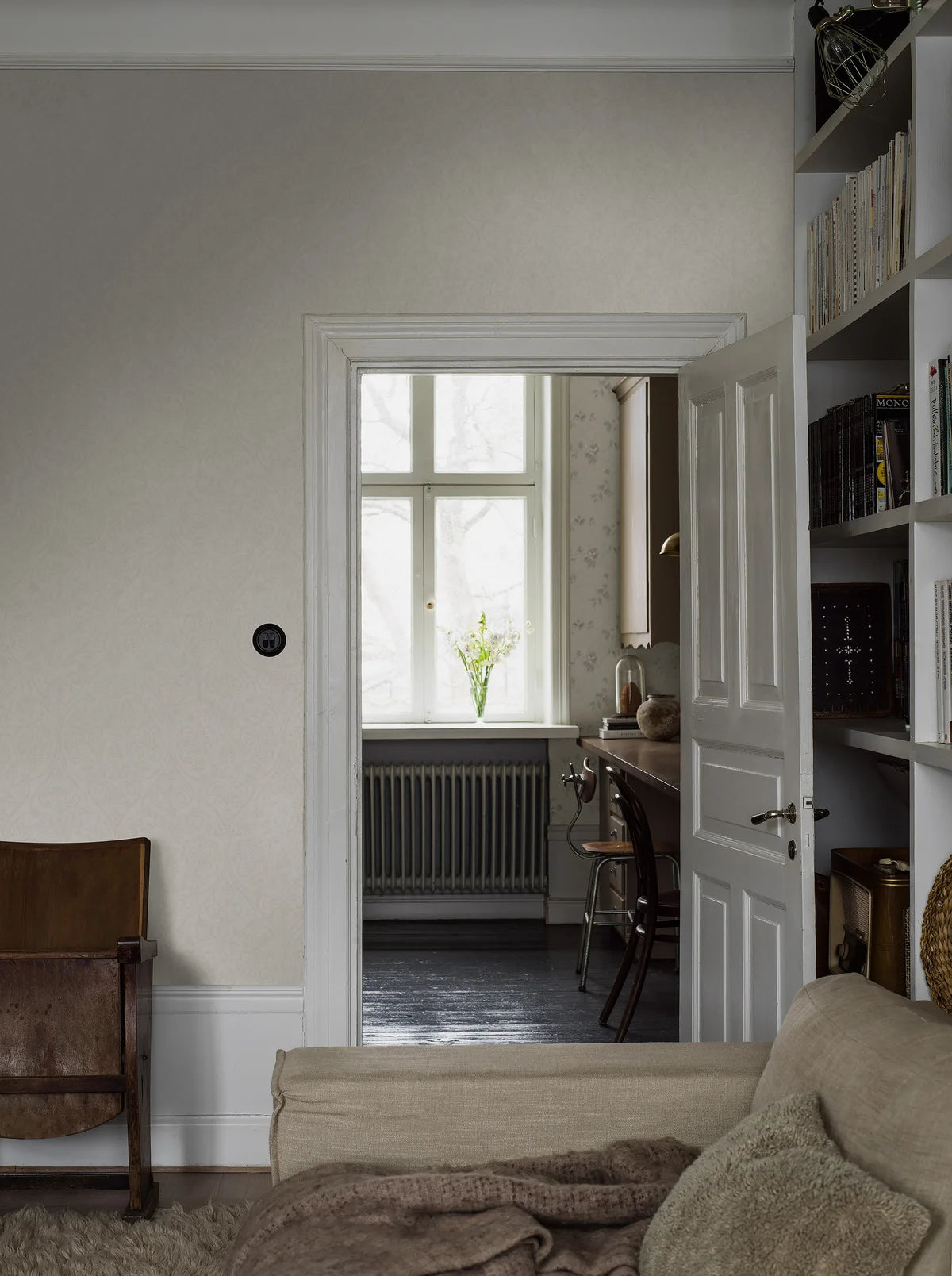 Non-woven paper wallpaper in Hidden Medallion design, broken white