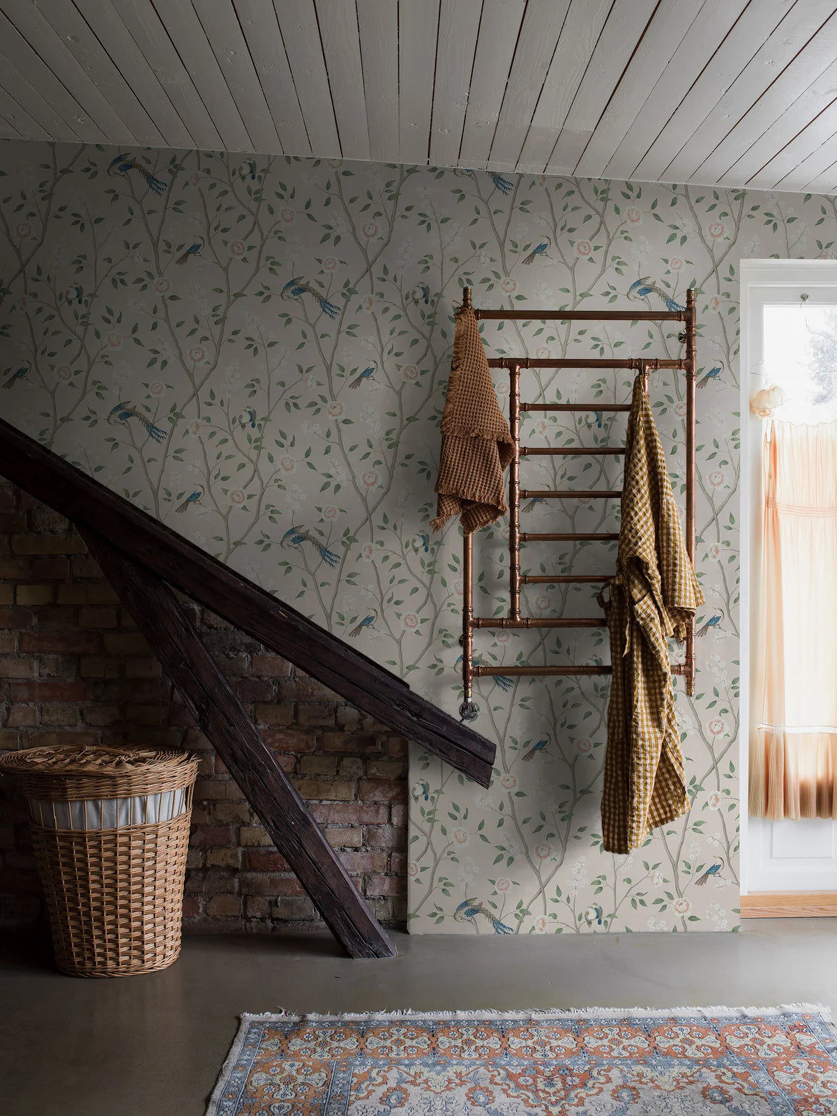 Papierová flizelínová tapeta s rastlinným vzorom PARADISE BIRDS béžová so zelenou a ružovou