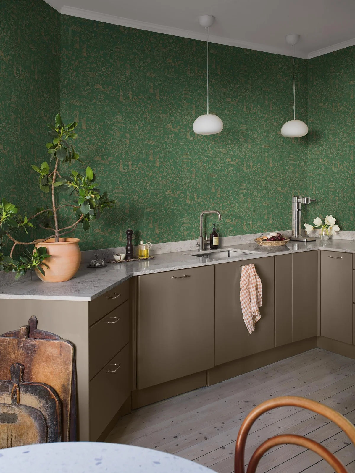 Papierová flizelínová tapeta s rastlinným vzorom ORIENTAL GARDEN zelená so zlatou