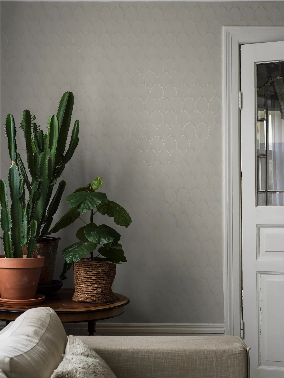 Wallpaper with a geometric pattern of arches GOLDEN ARCHES broken white