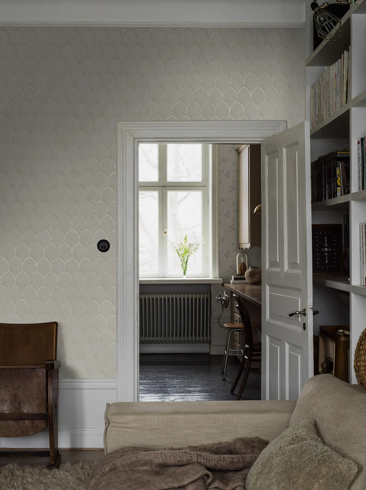 Tapeta s geometrickým vzorom oblúkov ZLATÉ OBLÚKY zlomená biela