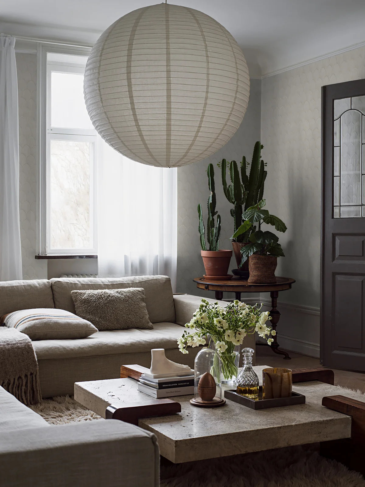 Tapeta s geometrickým vzorom oblúkov ZLATÉ OBLÚKY zlomená biela