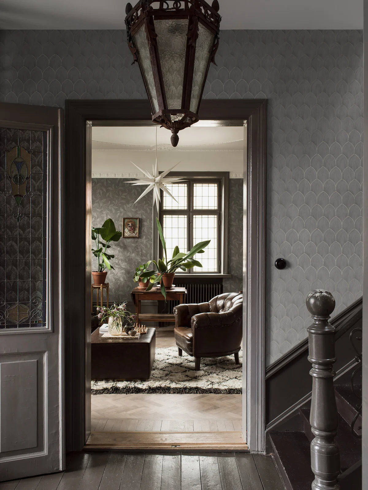 Tapeta s geometrickým vzorom oblúkov ZLATÉ OBLÚKY šedá