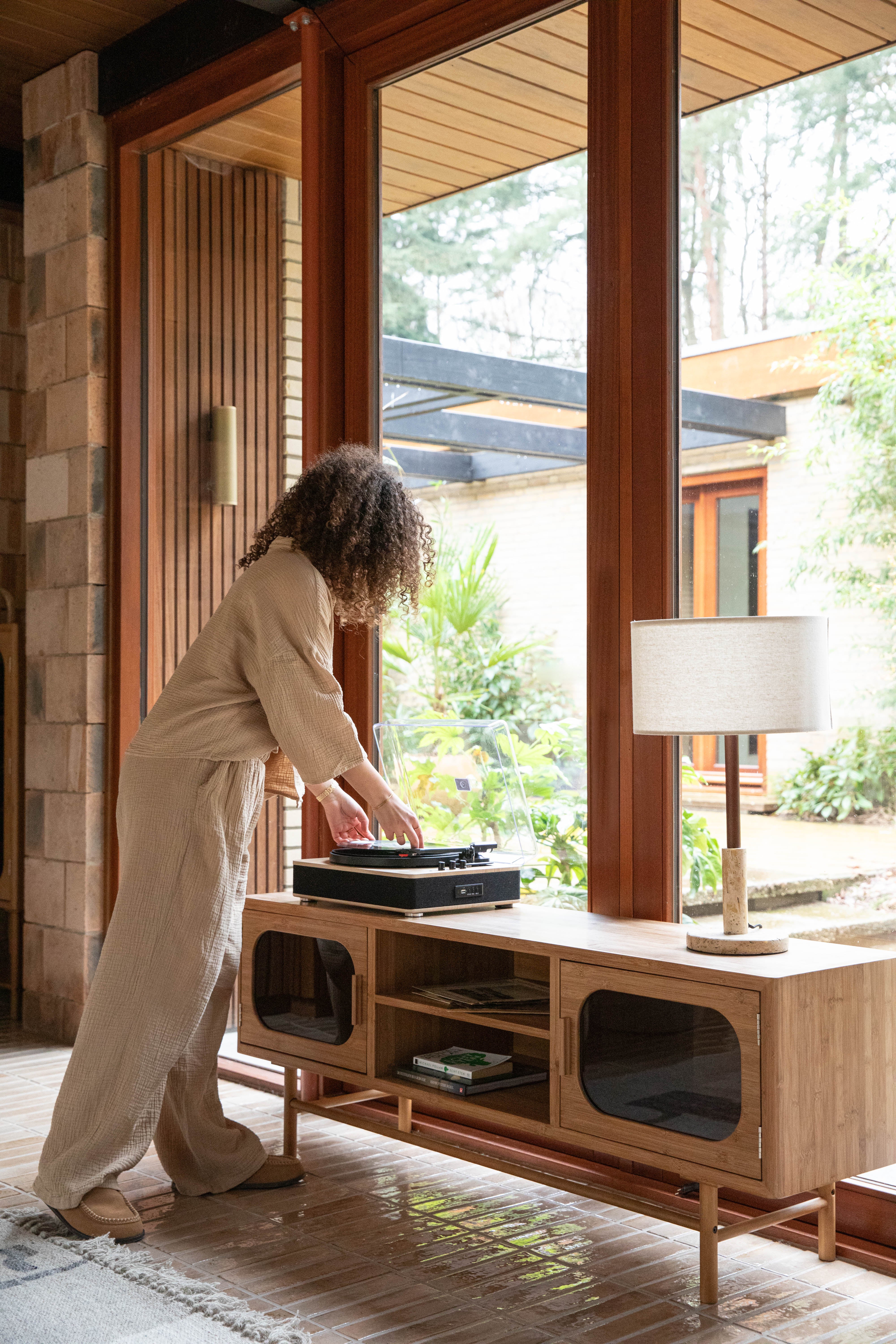 Televízna skrinka CAROUN z karbonizovaného bambusového dreva