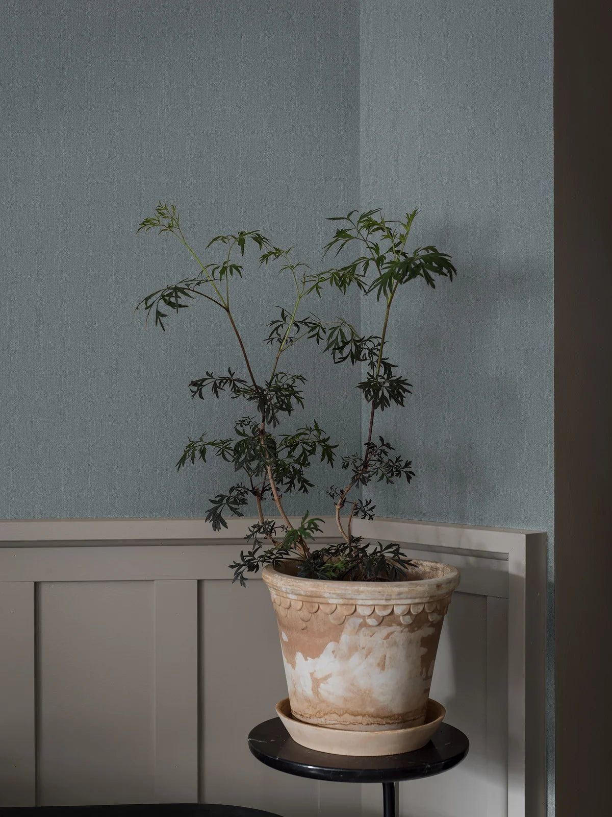 Tapeta so štruktúrou imitujúcou ľan LINEN - DUSTY DENIM zhasnutá modrá