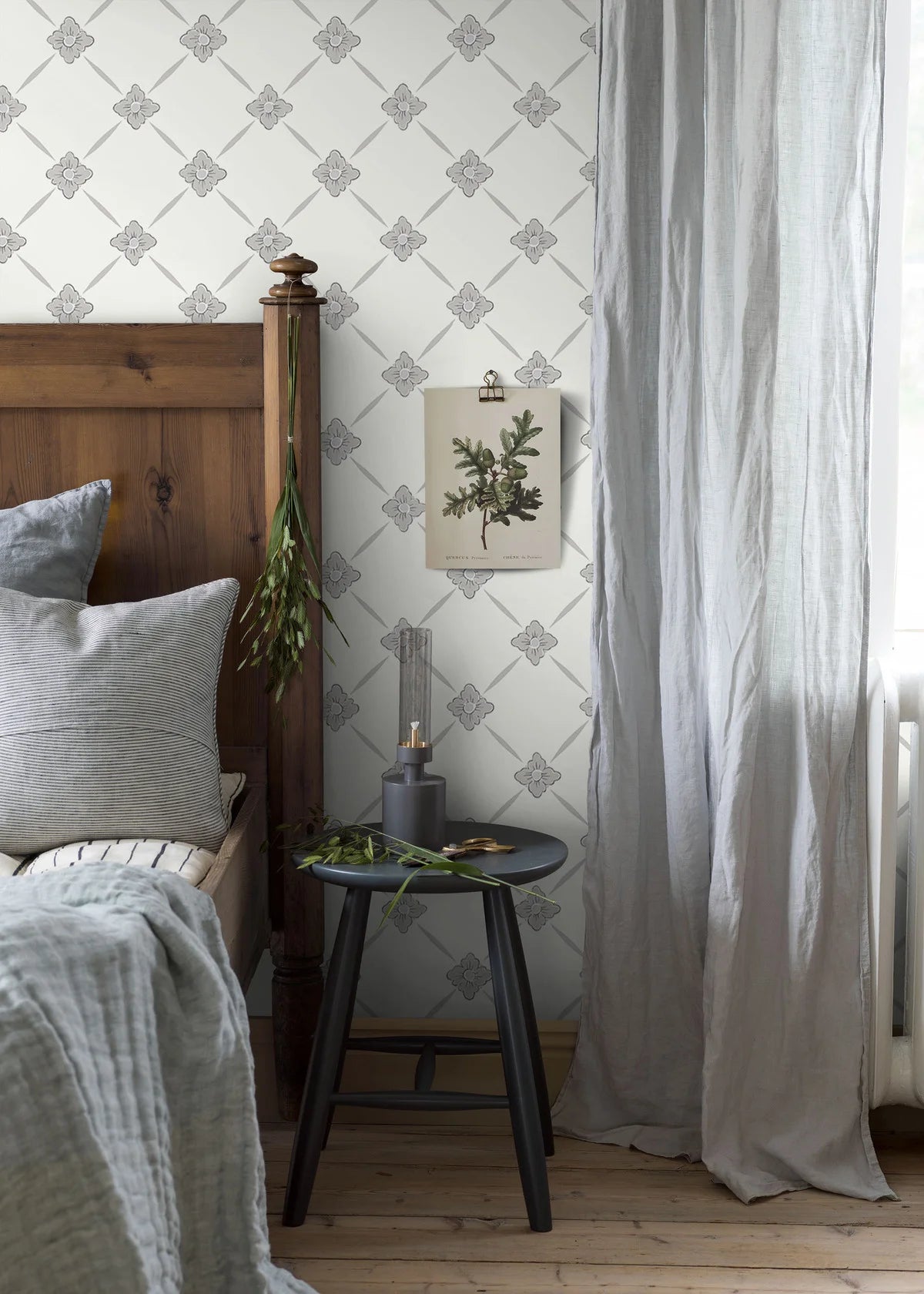 Papierová flizelínová tapeta s rastlinným vzorom LINNÉ teplá biela so šedobéžovou