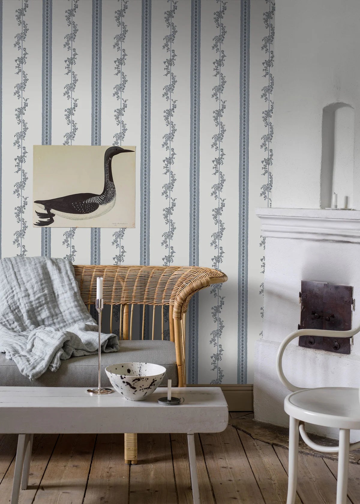 Papierová flizelínová tapeta s rastlinným vzorom DROTTNINGHOLM modrá s krémovou