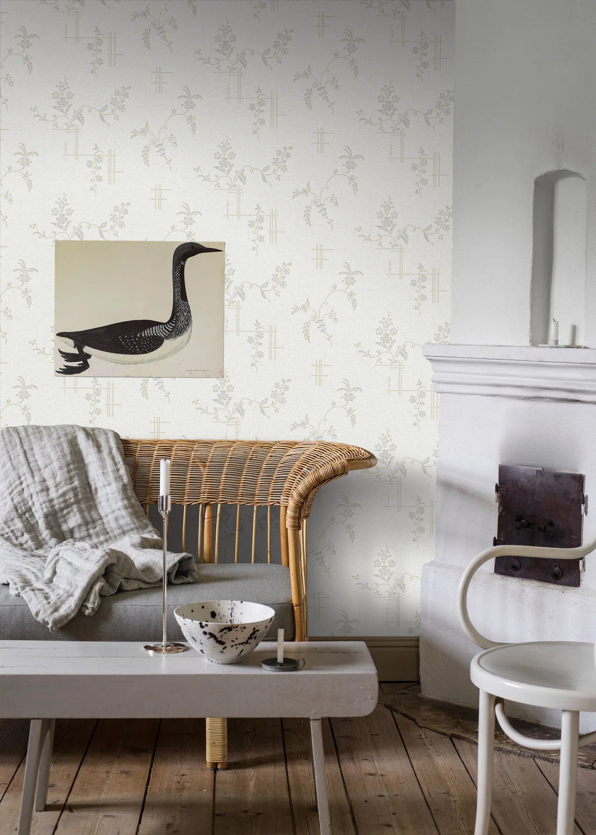 Papierová flizelínová tapeta s rastlinným vzorom ULRICEHAMN zlomená biela so striebornou