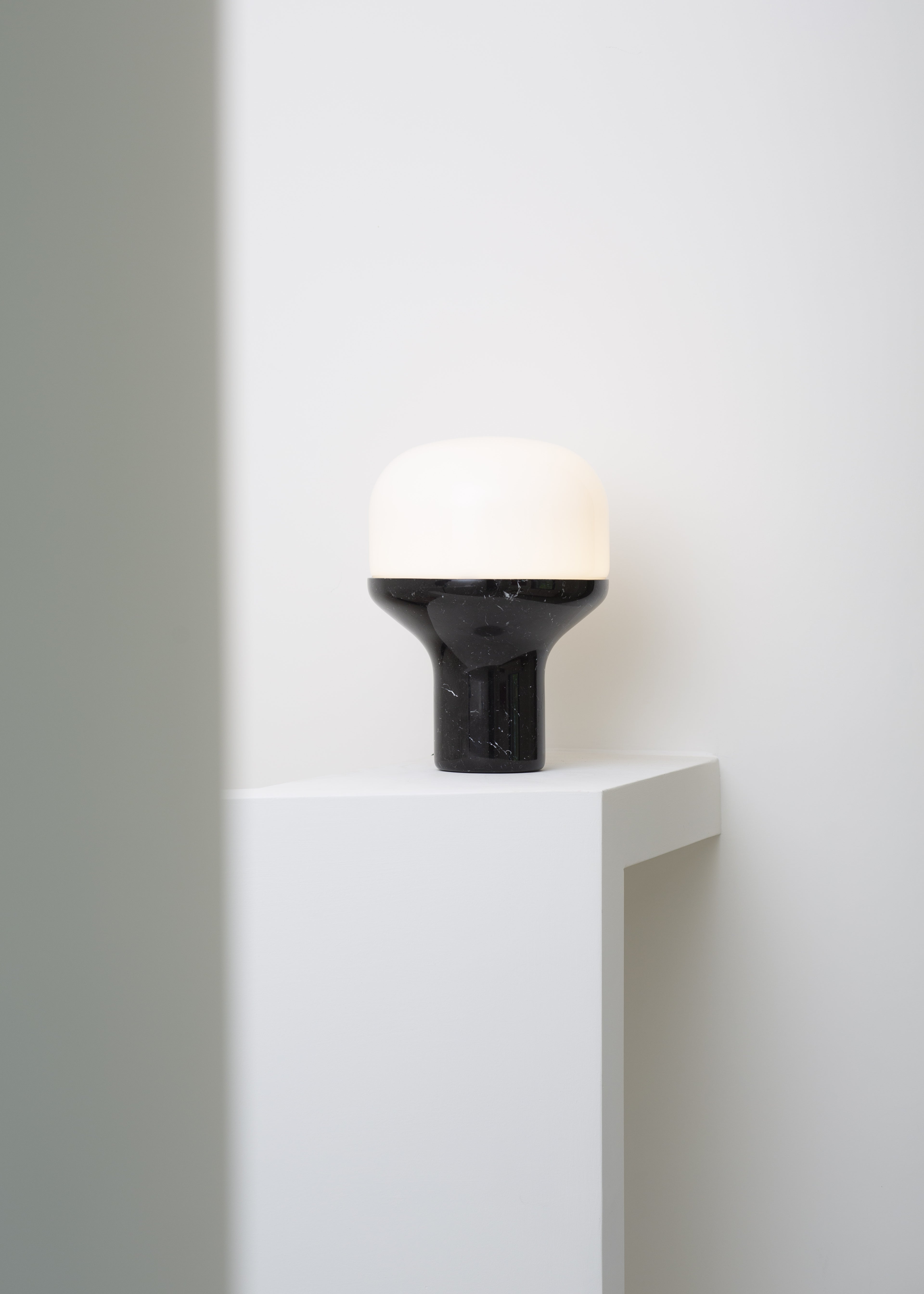 Stolná lampa DELUX s opálovým sklom a čiernym podstavcom