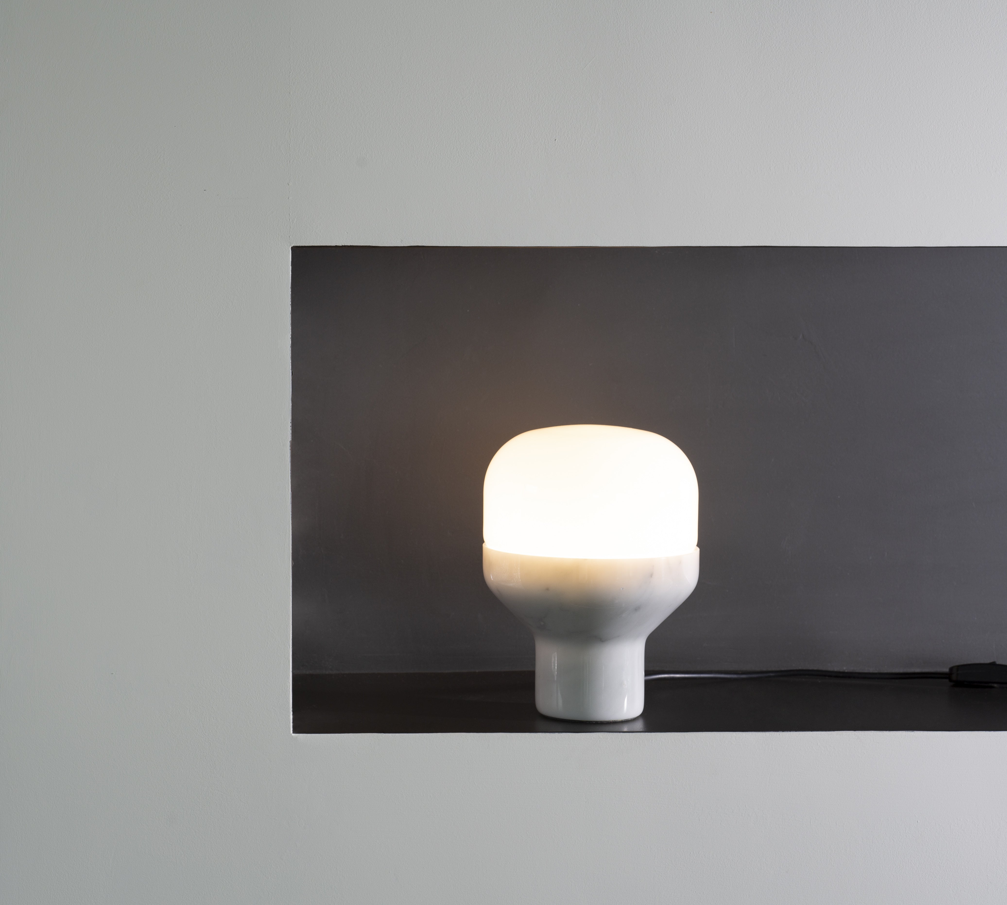 Stolná lampa DELUX s opálovým sklom a čiernym podstavcom