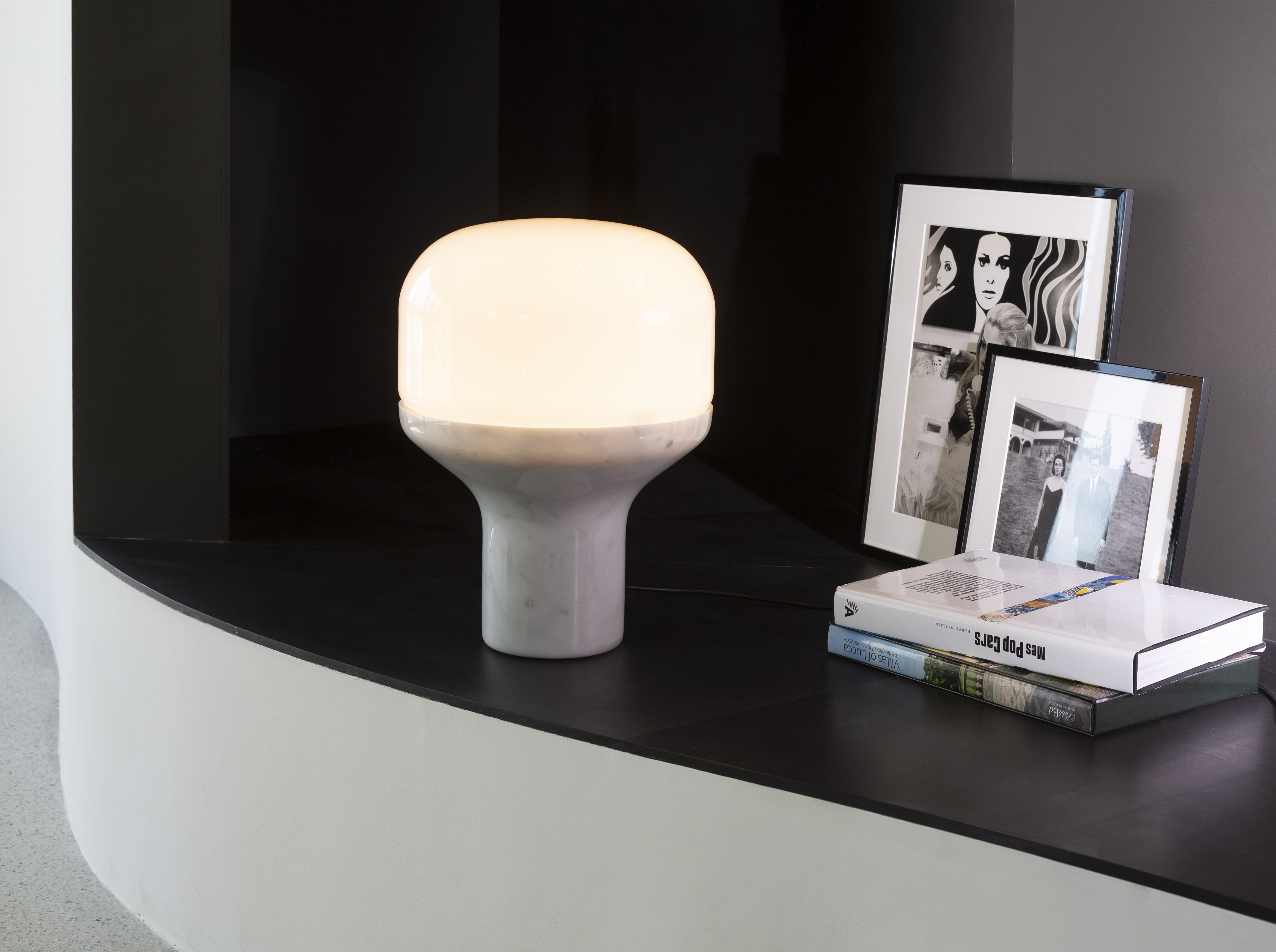 Stolná lampa DELUX s opálovým sklom a čiernym podstavcom