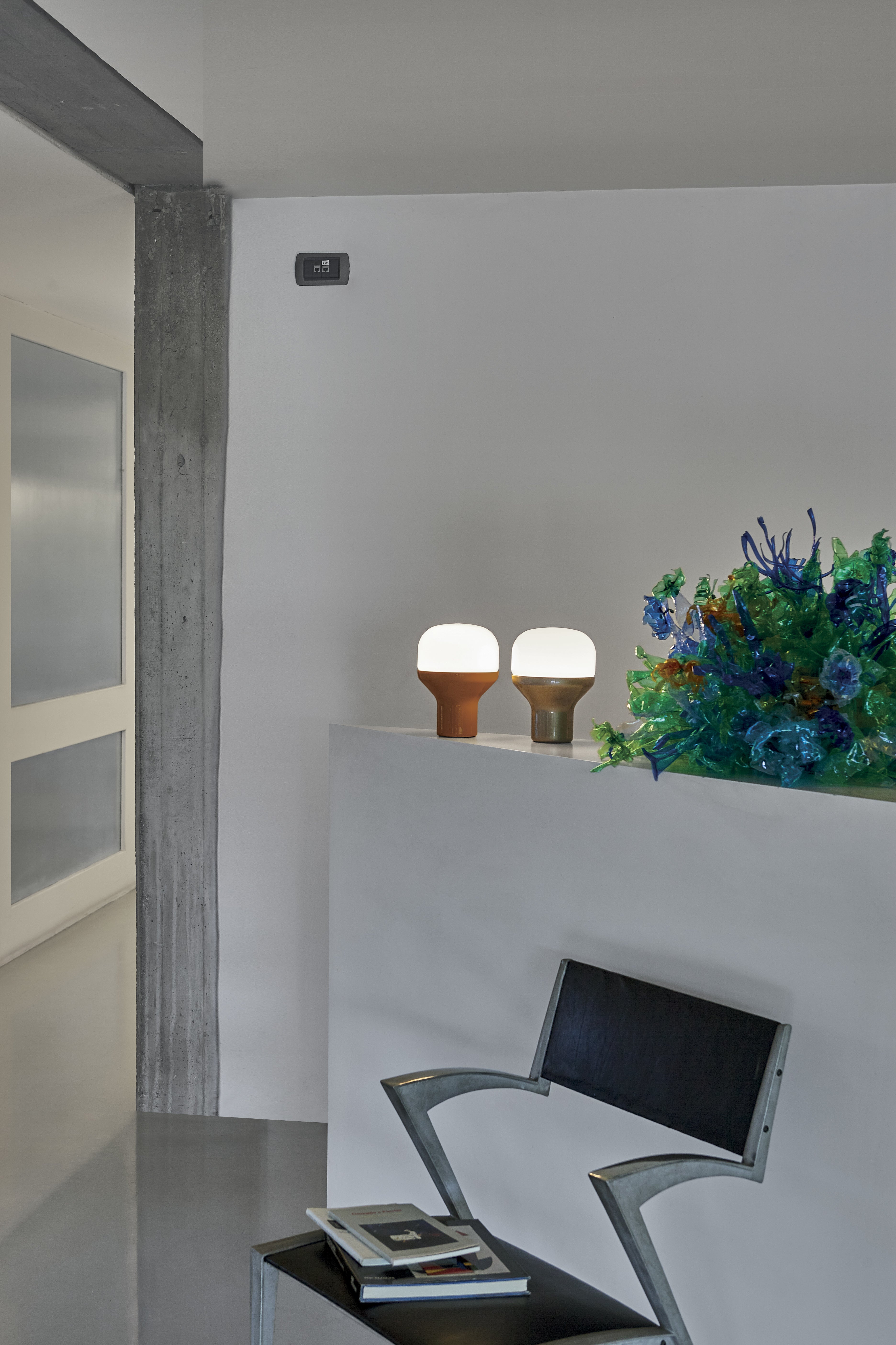 Stolná lampa DELUX s opálovým sklom a čiernym podstavcom