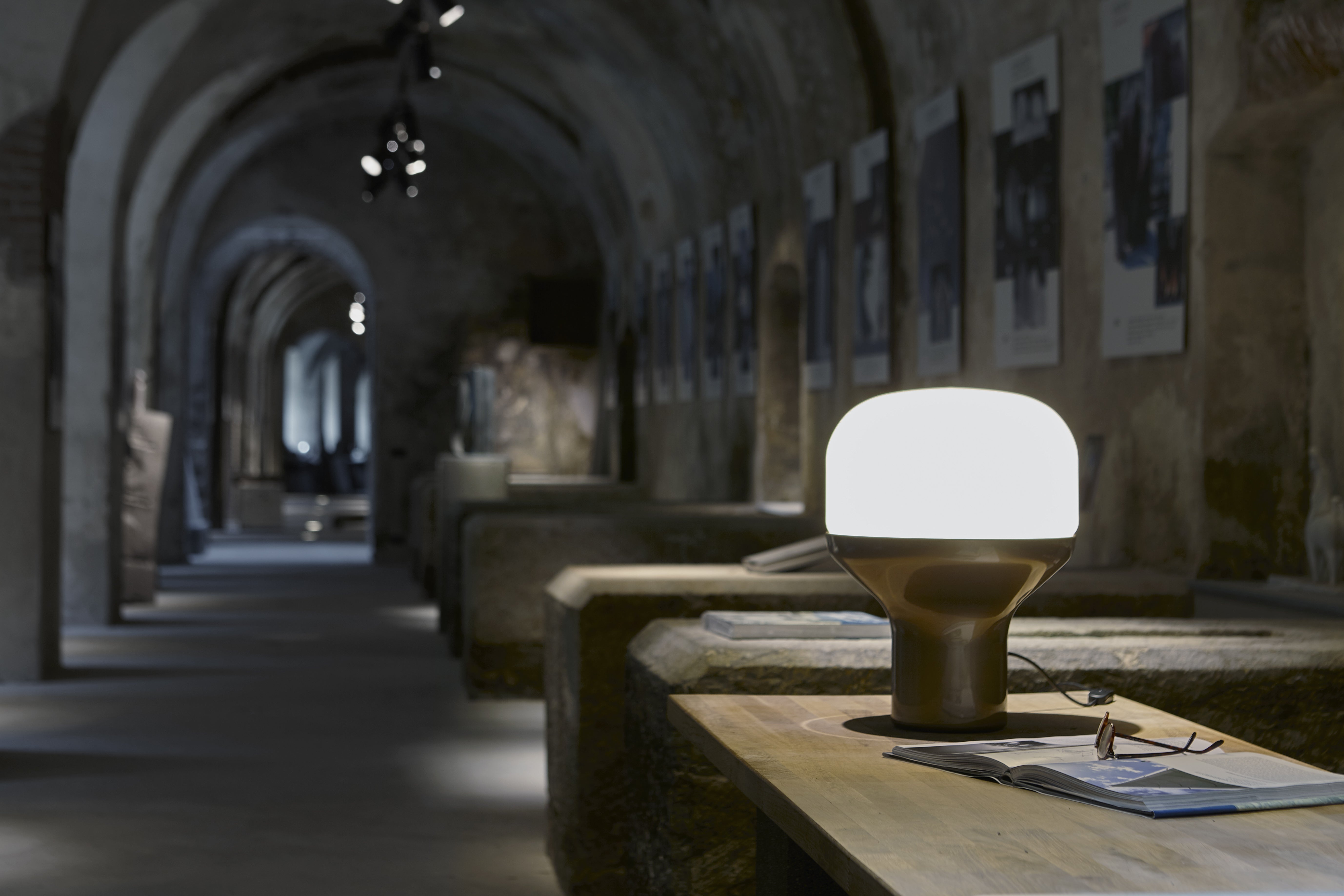 Stolná lampa DELUX s opálovým sklom a čiernym podstavcom