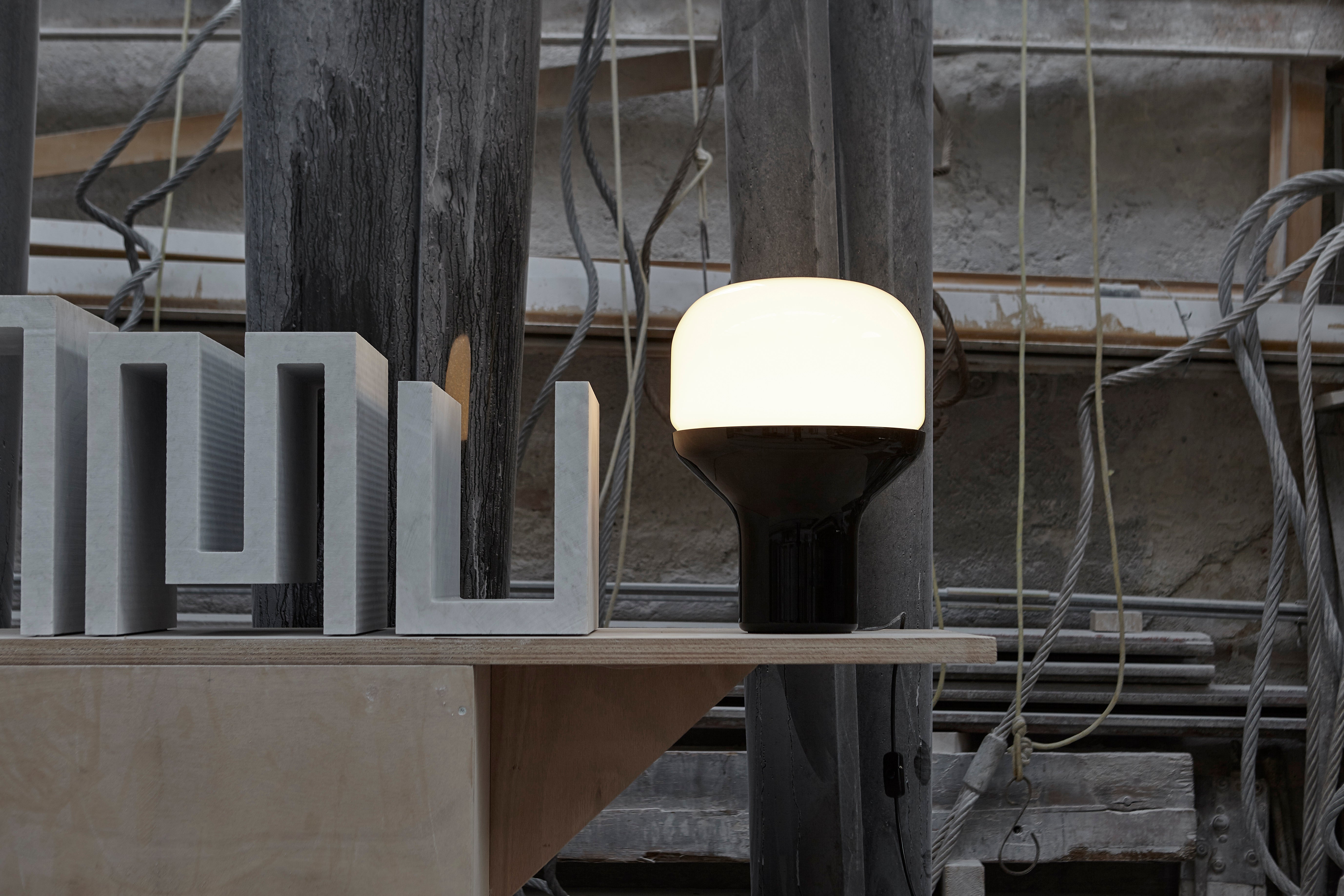 Stolná lampa DELUX s opálovým sklom a čiernym podstavcom