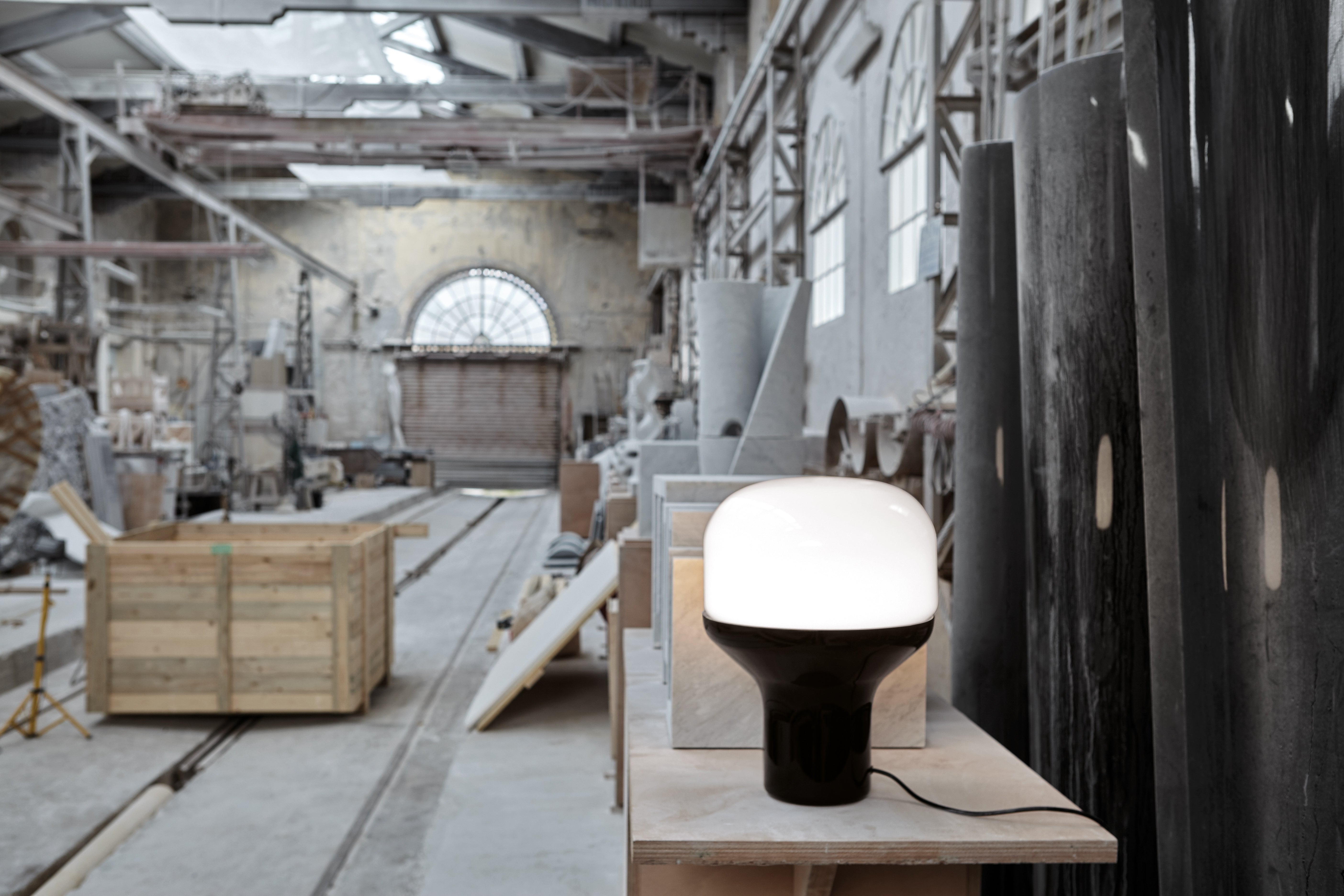Stolná lampa DELUX s opálovým sklom a čiernym podstavcom
