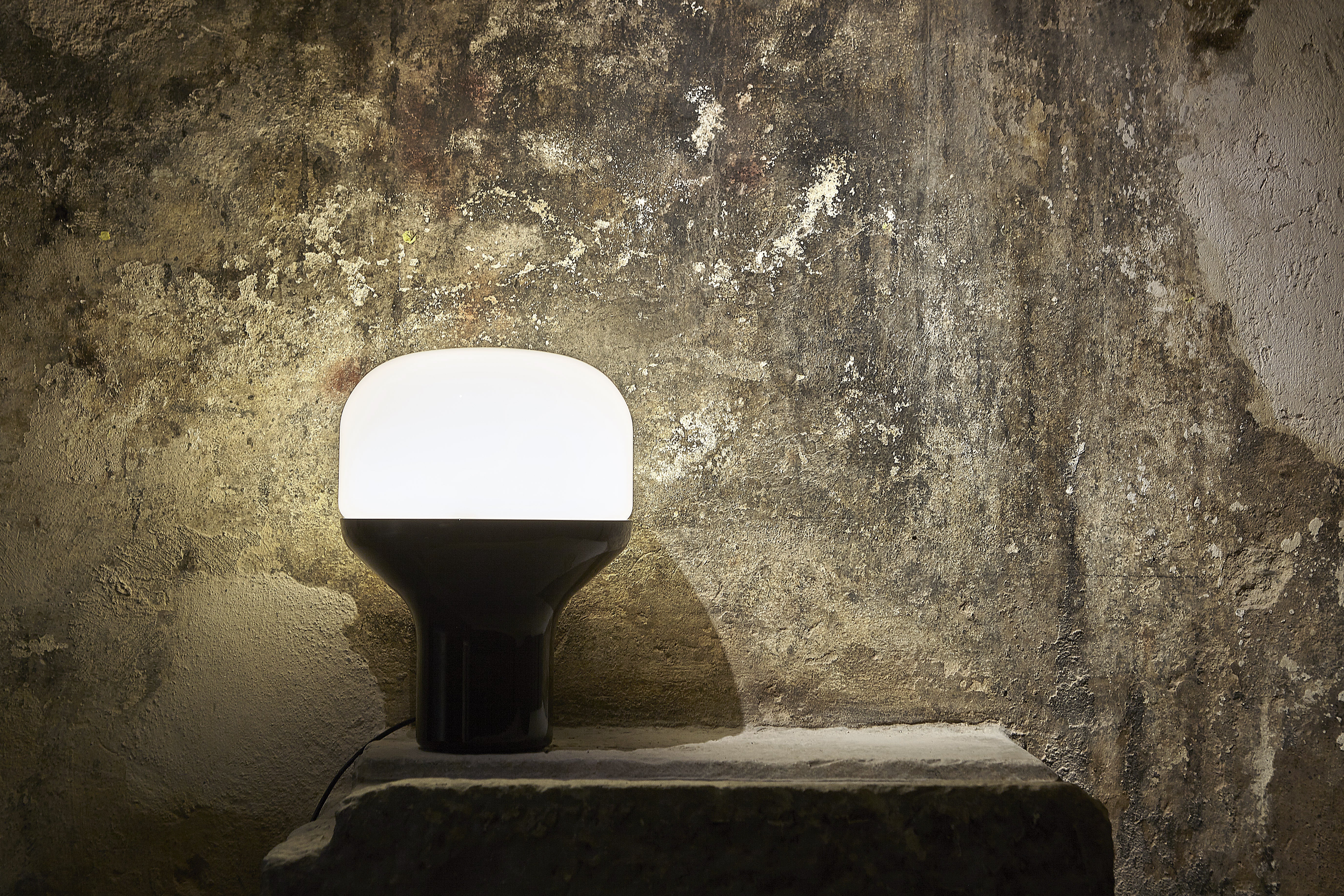 Stolná lampa DELUX s opálovým sklom a čiernym podstavcom