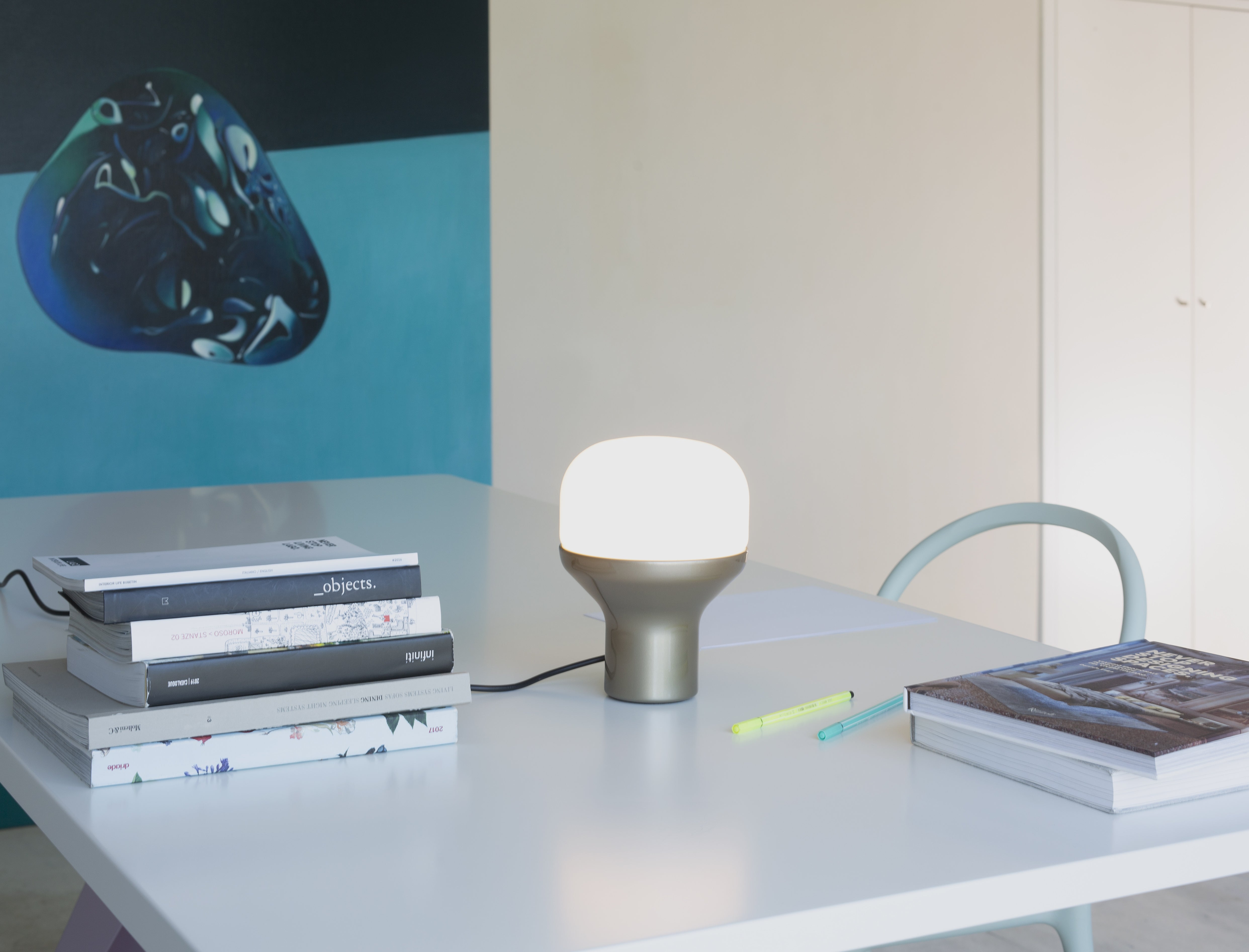 Stolná lampa DELUX s opálovým sklom a čiernym podstavcom